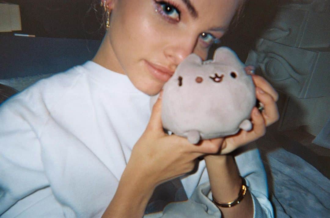 ティラーヌ・ブロンドーのインスタグラム：「😼」