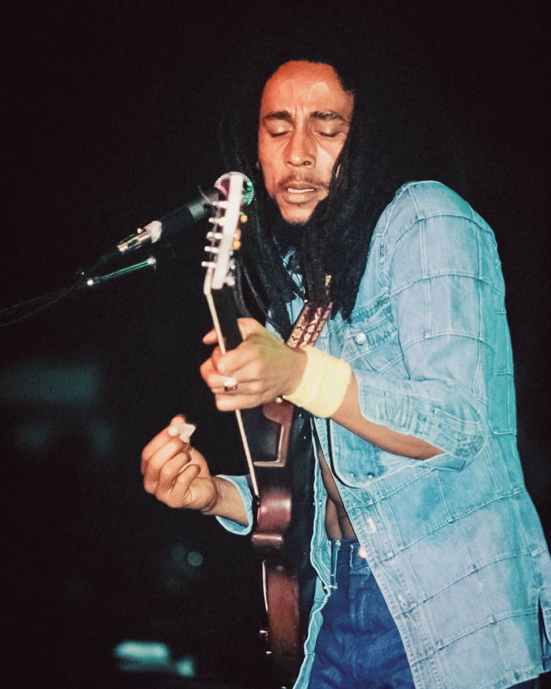 ボブ・マーリーさんのインスタグラム写真 - (ボブ・マーリーInstagram)「“To make music is a life that I have to live. Sometimes you have to fight with music." #bobmarley75⁣ .⁣ 📷 by Lynn Goldsmith⁣ © Fifty-Six Hope Road Music Ltd.」6月18日 2時13分 - bobmarley