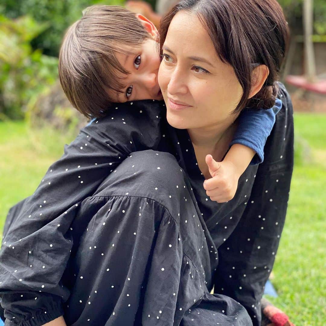 フリーディアさんのインスタグラム写真 - (フリーディアInstagram)「Started off as a cute photo 😝 He was being sweet until he started to climb my head! When this kid attacks, he crawls all up on top of you! * * 優しくて良い子に見える時もあれば、暴れて頭の上に乗っかりたい時もある。2枚目の写真で分かるよ。笑　 #toddlerlife #livingwithatoddler #climbingmyhead #climber #sillyguy #sillykid #funnyphoto #sweetboy #sweetkid #lovehim #love #family #everestsnow #friediamn」6月18日 2時08分 - friediamn