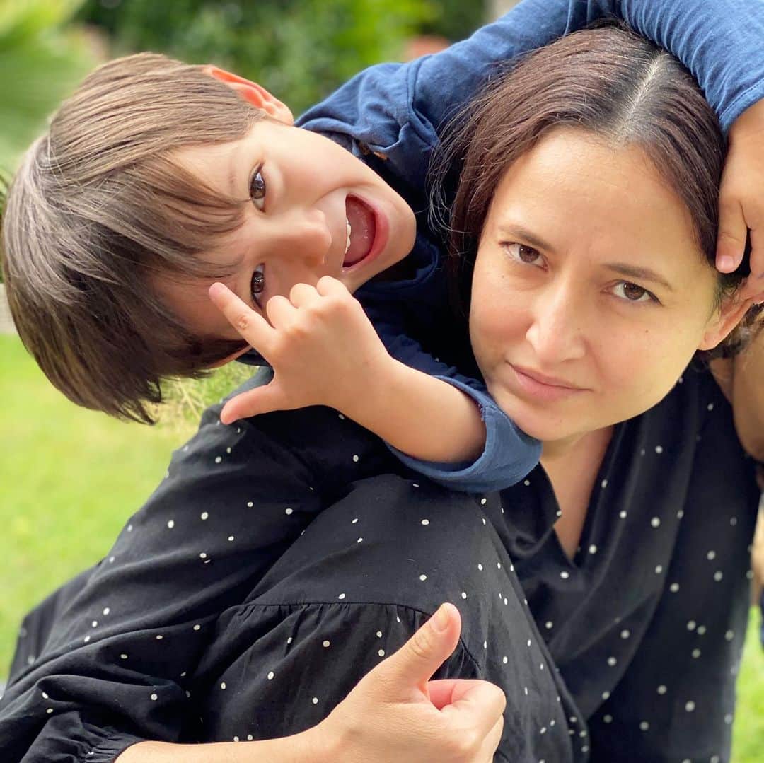 フリーディアさんのインスタグラム写真 - (フリーディアInstagram)「Started off as a cute photo 😝 He was being sweet until he started to climb my head! When this kid attacks, he crawls all up on top of you! * * 優しくて良い子に見える時もあれば、暴れて頭の上に乗っかりたい時もある。2枚目の写真で分かるよ。笑　 #toddlerlife #livingwithatoddler #climbingmyhead #climber #sillyguy #sillykid #funnyphoto #sweetboy #sweetkid #lovehim #love #family #everestsnow #friediamn」6月18日 2時08分 - friediamn