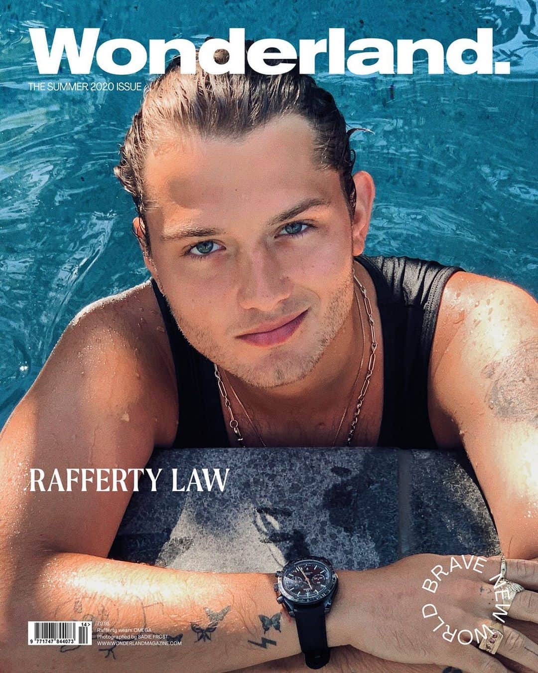 ラファティ・ロウのインスタグラム：「Nowt better than getting your ma to take the snap ❤️ Wonderland cover out now  @rafflaw wears @omega Photography by @sadielizafrost Words by @anyacooper Editorial Director @huwgwyther Special thanks to @tessmanagement」