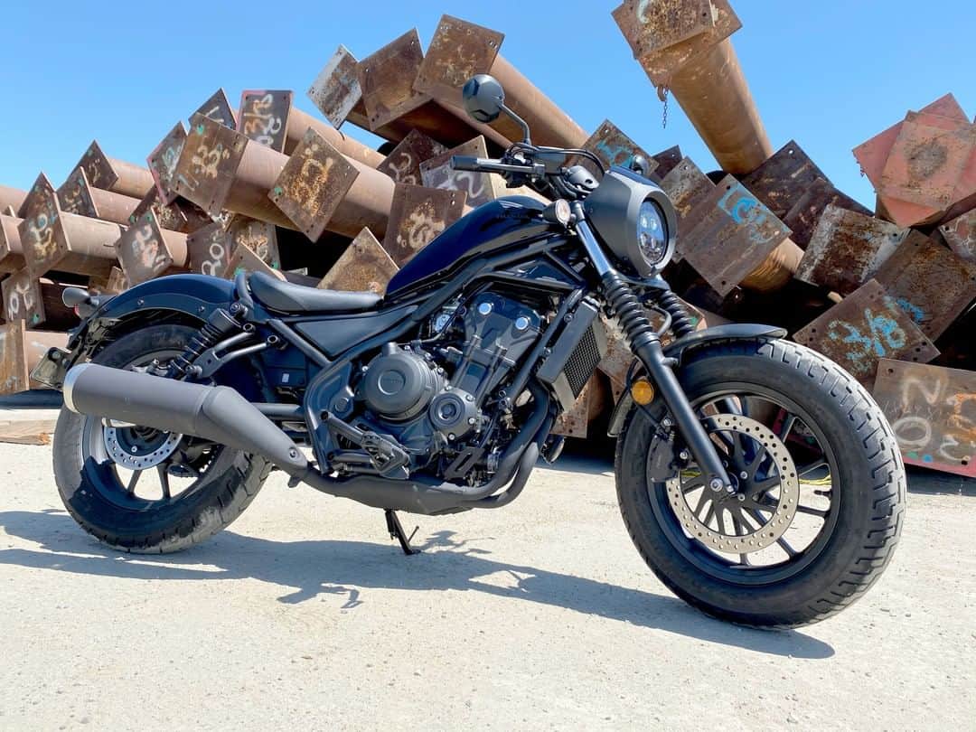 Honda Powersports USさんのインスタグラム写真 - (Honda Powersports USInstagram)「2020 Honda Rebel 500 | The Rebel has one of the lowest seats in anyone’s lineup. It’s comfortable when you ride, and it makes it easier to flat-foot it at stoplights or in parking lots. #hondarebel #bornrebel」6月18日 2時10分 - honda_powersports_us