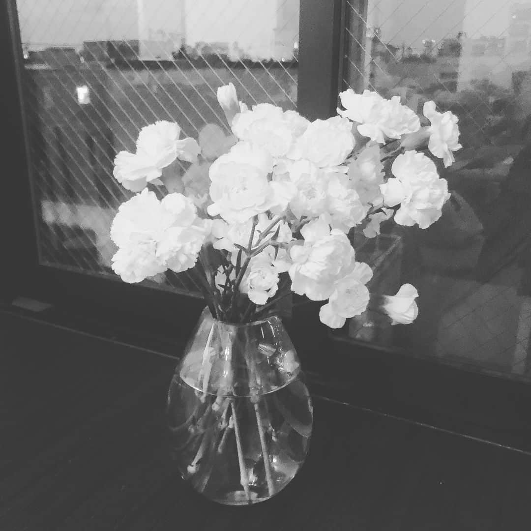 LOVEのインスタグラム：「さて何色でしょう。 ...わかんないよね！笑 正解は淡い淡いイエローです。  今日はとある方の命日だったので、 何ができるわけでもありませんが、 花を手向けました。  で、手向ける、っていい日本語だよね。とてもさりげなくいい日本語です。  手向ける。 TAMUKERU.」