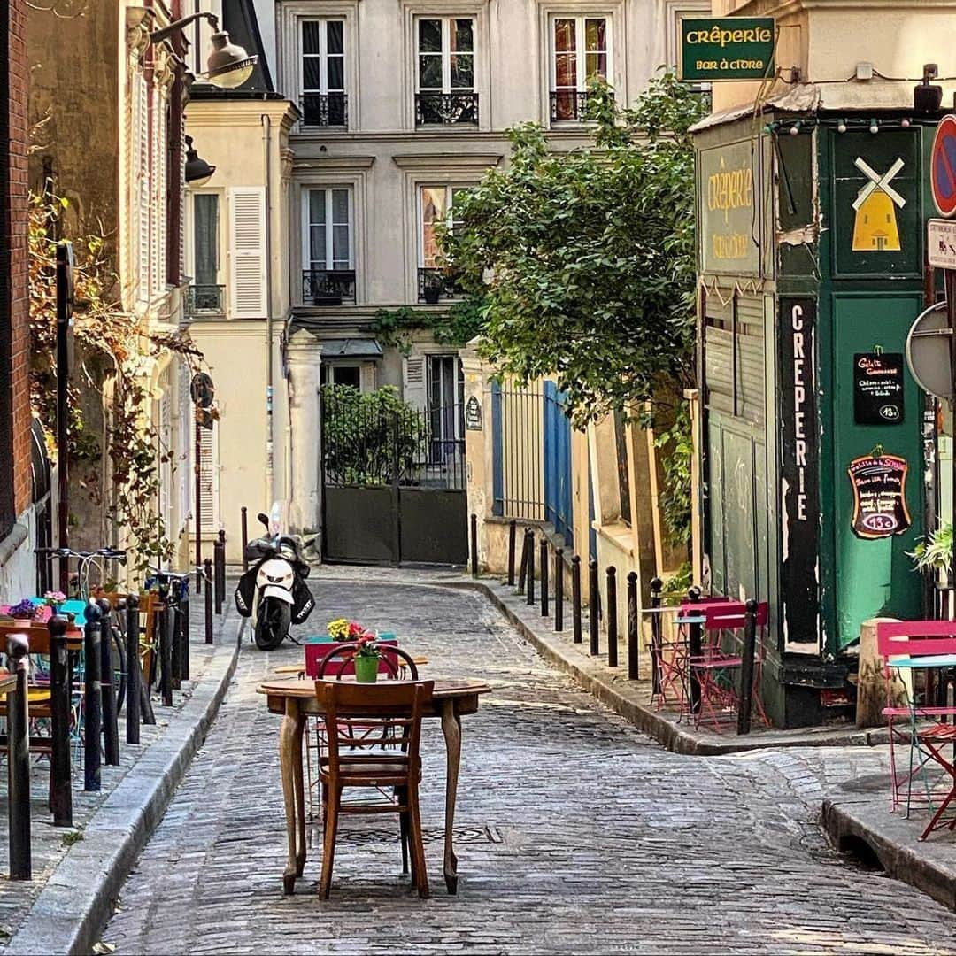 My Little Parisさんのインスタグラム写真 - (My Little ParisInstagram)「Petite table ronde au milieu de la rue cherche conversations animées jusqu'au milieu de la nuit. 🇬🇧: Little round table in the middle of the street looking for lively conversations until the middle of the night. (📸 @poe.inc)」6月18日 2時15分 - mylittleparis