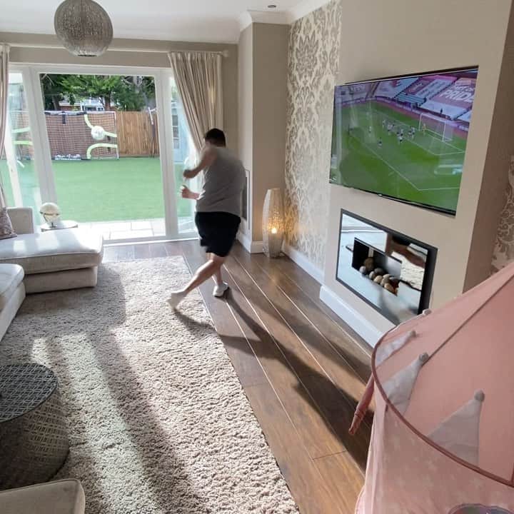 F2Freestylersのインスタグラム：「Yep I’m buzzing that the Prem is back on 😁😁😁😁😁 #CupOfTeaLove 🤣🤣」