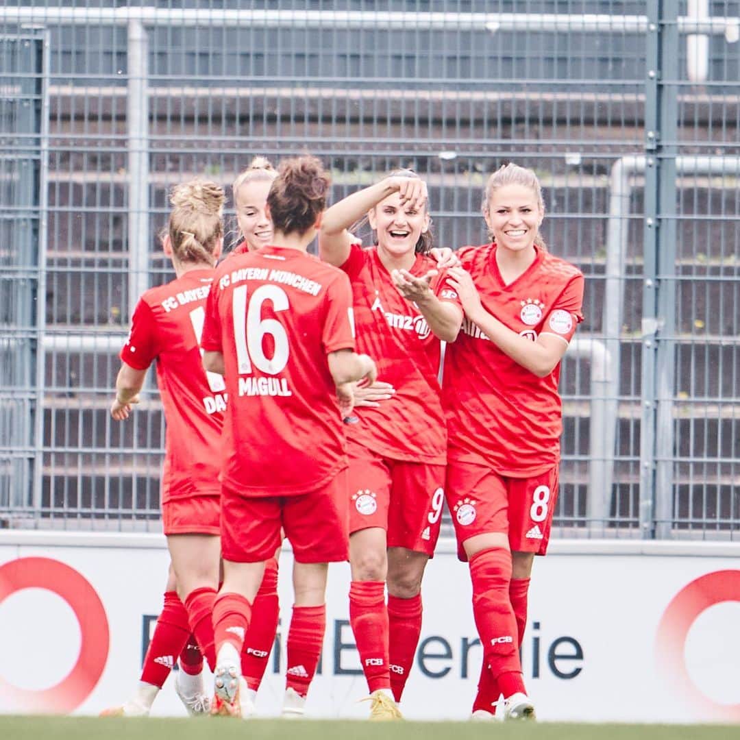 Lina Magullのインスタグラム：「Spagettiiiiiiiii 🍝🍝🍝 @jovanadamnjanovic9 #sieg #fcbfrauen #team #leben」