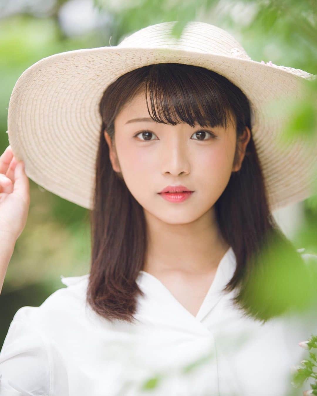 山本ゆうかのインスタグラム：「六日間投稿してなかった……やっべ﻿ ﻿ ﻿ ﻿ 過去写真載せるんご！！﻿ お気に入りの写真も結構カメラロールにお蔵入りになってるので(´･ω･｀)！﻿ ﻿ ﻿ ﻿ これとかすごく気に入ってます。﻿ 新緑が綺麗で、この日はカラーコンタクトをしてないんだけど﻿ コンタクトしてない方が写真としては綺麗なのかもね(´･ω･｀)﻿ ﻿ ﻿ ﻿ ﻿ #portrait #ポートレート #ポートレートモデル #美少女図鑑  #関西サロモ #撮影モデル #ビジョビ #被写体 #ポトレ女子 #フリーモデル #lovers_nippon  #何気ない瞬間を残したい  #オフィスカジュアル #儚くて何処か愛おしい様な  #ポートレートしま専科  #ガールズフォト#portraitphotography #olコーデ#photoshoot  #関西写真部share #東京カメラ部 #셀피 #데일리메이크업 #옷스타그램 #오오티디 #데일리룩 #日本的 #麦わら帽子 #新緑 #初夏」