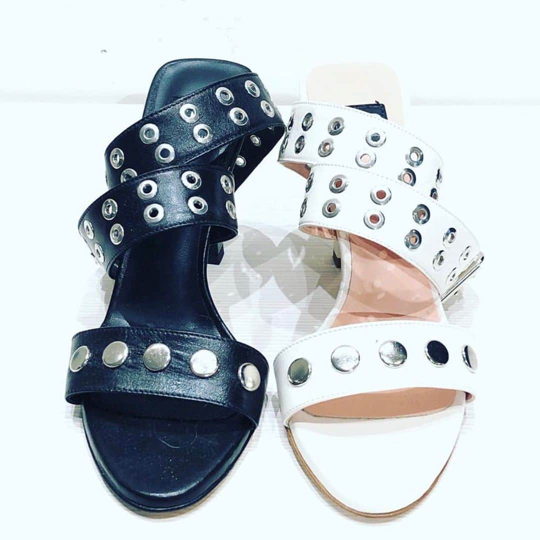 イズロさんのインスタグラム写真 - (イズロInstagram)「#islo #isloshoes #isloisabellalorusso #shoes #sandals #leather #heels #tacchi #details #passavela #shopping #shop #rivenditore #retailer #katedonna #altamura #fashion #style #moda #solocosebelle #shoppingonline #madeinitaly #lachi #staytuned」6月18日 2時50分 - islo_isabellalorusso
