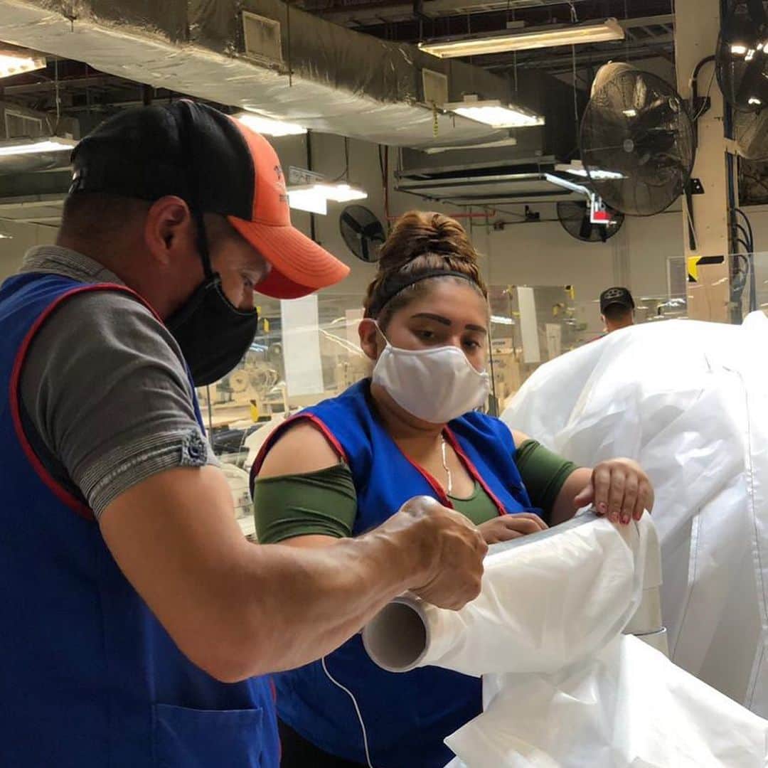 3M（スリーエム）のインスタグラム：「To get PPE to those who need it most, we partnered with @dow_official and donated more than 107 miles of duct tape to help them manufacture medical isolation gowns. Click link in bio to learn more. #covid19 #coronavirus #healthcare #healthcareheroes #PPE」