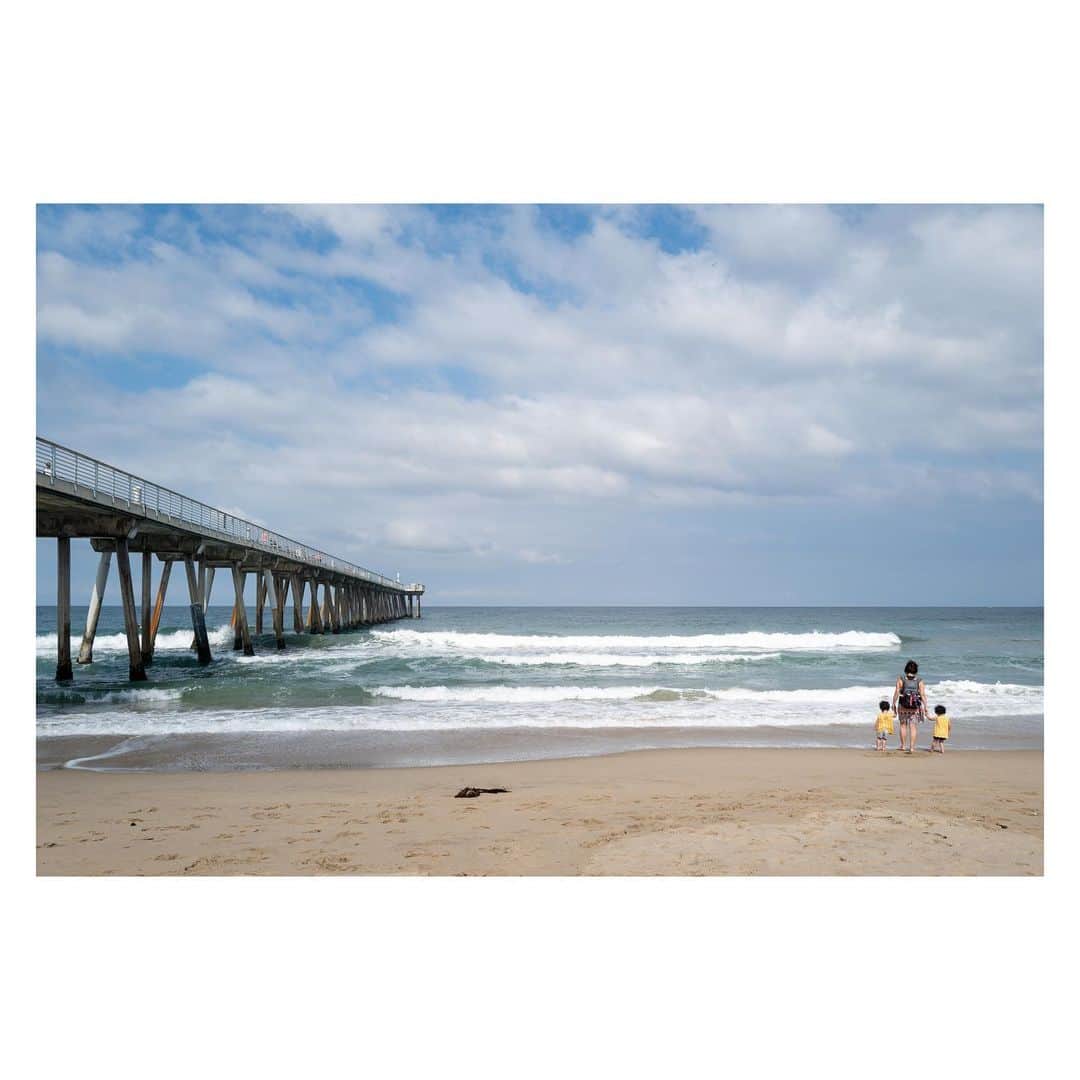 Pete Halvorsenさんのインスタグラム写真 - (Pete HalvorsenInstagram)「this morning I walked by this father daughter, holding hands in the white water...then on the otherside of the pier mirrored about the same distance away was this mom with identical twins, holding hands. So I'm going with we all need to hold hands more (but just wash them really good after if you don't live with the person). 😷🤙🏼 . Morning Walks w/ Leica Q2」6月18日 3時17分 - petehalvorsen