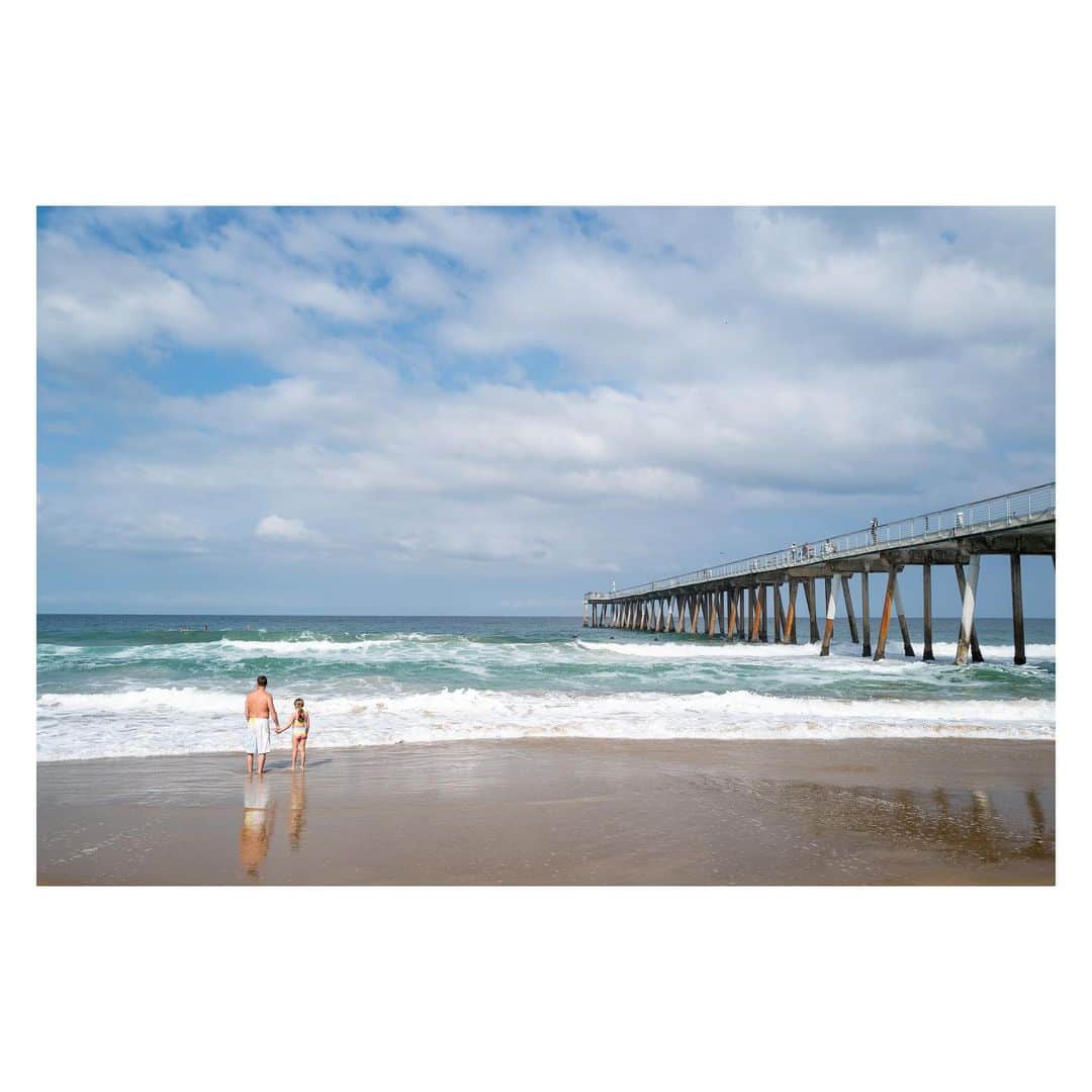 Pete Halvorsenのインスタグラム：「this morning I walked by this father daughter, holding hands in the white water...then on the otherside of the pier mirrored about the same distance away was this mom with identical twins, holding hands. So I'm going with we all need to hold hands more (but just wash them really good after if you don't live with the person). 😷🤙🏼 . Morning Walks w/ Leica Q2」