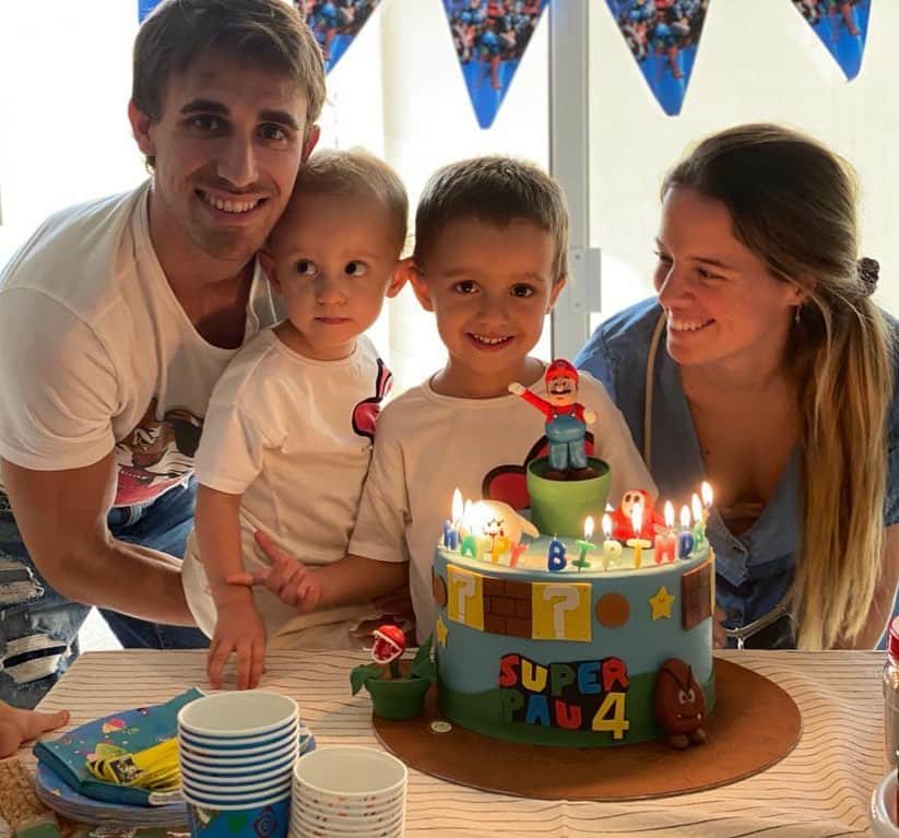 マルク・ムニエッサのインスタグラム：「Felicitats SuperPau🎉🎊 Gràcies per fer-nos tan feliços, t’estimem moltíssim guapo❤️ #birthdayboy」