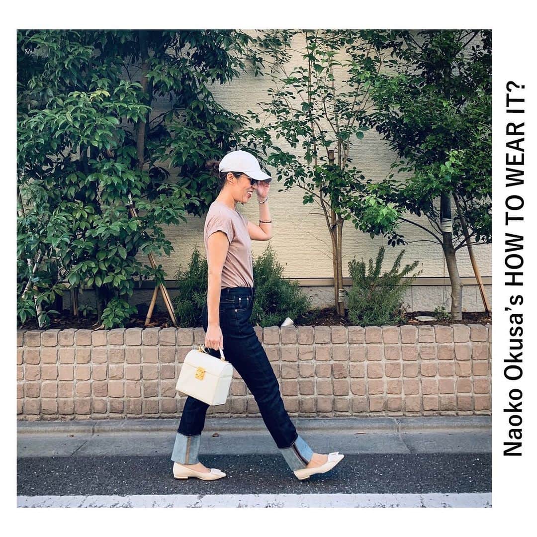 のインスタグラム：「Naoko Okusa’s HOW TO WEAR IT? ﻿ ﻿ 〜Featured item 〜﻿ ﻿ ——————————————————﻿ 「少し裾に重たさがあるから、トップスをどんどん軽くしていかれる！　スポーティ、レディライク、さまざまなテイストをミックスして、個性を出します。」 by Naoko Okusa﻿ ——————————————————﻿ DENIM : Liberty Roll Up NO.14421R-srg PRICE : ¥19,000+tax﻿ ———————————————————﻿ @naokookusa ﻿ #redcard #redcardtokyo #howtowearit #redcarddenim #レッドカード #レッドカードデニム #デニム #denim#jeans #ロールアップ #ロールアップデニム #rollup #intheknowgl #naokookusa #大草直子 さん#jeansstyle #denimstyle」