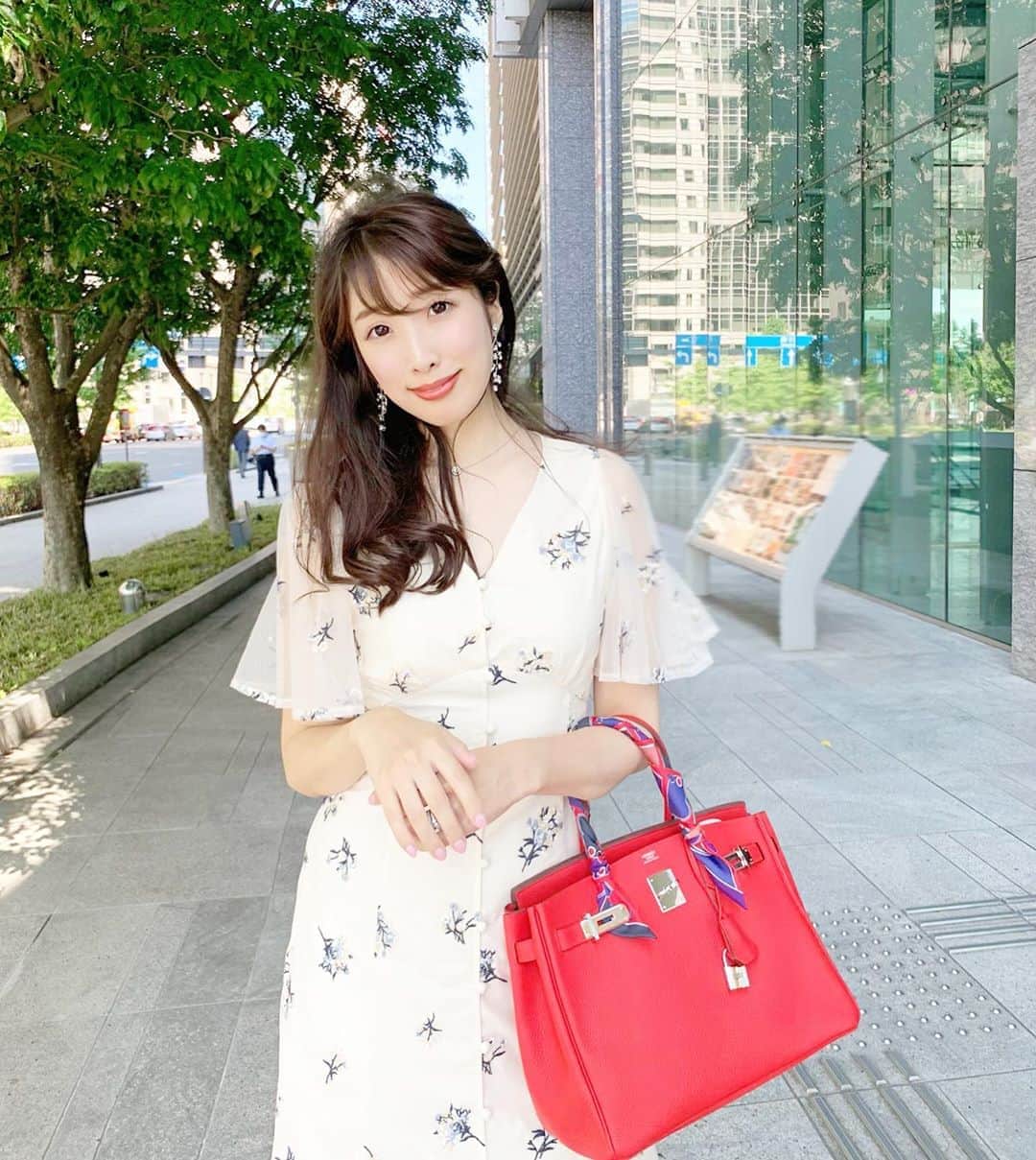 のインスタグラム：「. . お天気で幸せな1日でした🌞✨ . . . 先日の美容dayの話🌟 @blair_salon にて #ハイパーナイフ を受けてきました❣️ . . 久しぶりの美容✨ しばらく何もしてなかったので、気になってた首や二重顎の部分がスッキリ出来て嬉しいです😌❤️ 施術後の動画を見るとより効果が分かるかもです🙆‍♀️ . . ハイフは即効性もあるのですが、1ヶ月、2ヶ月後により効果が出るみたいなので今後が楽しみです❣️ . #blair #blairsalon #hifu #whitening #toneup #liftup #skincare #ハイフ #リフトアップ #小顔 #ブレア #ブレアサロン #アンチエイジング #小顔ケア #麻布十番#美容day#美容#instabeauty」