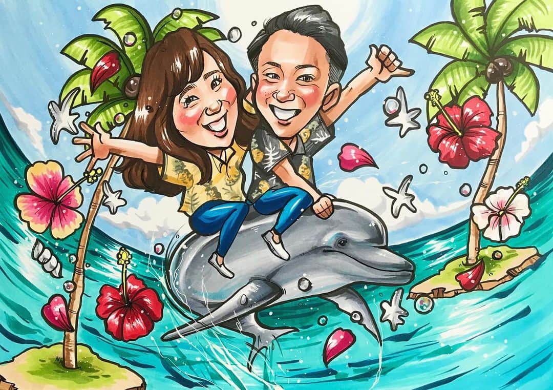 のインスタグラム：「. . . 同じ方からの②枚目❤️ . . さっきとはずいぶん変わって、 A3用紙にドドーーーンと、 海🏖❗️ ハイビスカス🌺❗️ 貝殻🐚❗️ ヤシの木🌴❗️ そしてーイルカ🐬🐬🐬❤️ アローーーーハーー🤙❤️ . . . 南国度MAXで書いてみました❤️⭐️✨ 御依頼主様とはたくさんやりとりしたけどきっとこんな雰囲気が絶対合うよーな素敵な方でした❤️⭐️✨ . . . 素敵なご依頼ありがとうございました❤️⭐️✨ . . . . . . ❌❌現在は、予約受付終了してます❌❌ 。 . . .  2020年度ご予約のお客✨ 現在25番までの方へ案内中です🌟✨💕 DMの確認いただきgmailへ返信宜しくお願い致します🙇‍♀️🌟✨✨ . . . .  次回の予約応募は、2020年のご予約分を書き終える予定の 来年春から夏頃の、、、予定です。 ※あくまでも予定なので前後します🙇‍♀️ . . . .  オーダー再開の際には 人数制限あるため必ず予約ができるわけではございません。 そのことも踏まえた上で 次回ご検討いただけると嬉しいです(^^) . . また、結婚式の使用を考えてくださる方も多いです✨  前々からお伝えしていますが、 基本的に予約順に対応しているため、 近々の納期を希望される方は、 対応できないこともあるので、 あらかじめご了承ください💦 . . . . . ※今回予約が取れた方へ※ . .  写真がまだ用意できてない、入金が遅れそうなど、状況により、順番が前後することもございます‼️ あらかじめご了承ください。 。 . . . また、芸能人、キャラクターのオーダー、パロディ風オーダーはお断りしています。  芸能人については、ご本人様に直接プレゼントなどはOKです。 . . . . . . 💰料金表は過去投稿記事みてね❤💰 . . . . . ➡️ハッシュタグ⇨ goriking117料金表2019⬅️ . . ✨✨✨✨✨✨✨✨✨✨✨✨✨✨✨✨ @by.goriking のアカウントでは、 過去書かせて頂いたお客様方からの、 似顔絵のその後のお写真をいただき、 投稿しております^ - ^❤️❤️ 玄関に飾ってある似顔絵、 渡した瞬間のお写真、 ご本人とのお写真などなど💕 いろんな場面でのお写真お待ちしております^ - ^✨⭐️ . . . .  #似顔絵#pencildrawing#drawing#pencil#illust#painting#art#artwork#絵描きさんと繋がりたい#似顔絵師#gorikingの似顔絵屋さん#おしゃれ#wedding#welcomeboard#結婚式#🤙#Aloha#南国#resort#🐬#イルカ#dolphin#可愛い#海#仲良し夫婦#comicart#anime#animeart#comicartist#animejapan」