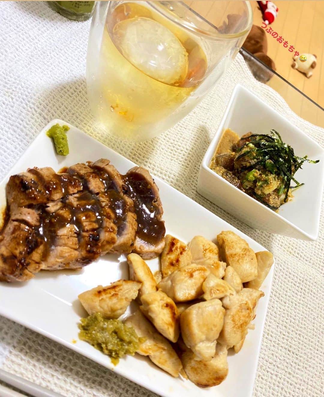 KAZUKI【ANFiNY】のインスタグラム：「だいぶ前の 晩酌飯を載せとこう😚 ・マグロのすてーち（わさびうまし） ・ささみちゃん（柚子胡椒） ・マグロのりゅうきゅう ・ウイスキー🥃（たしなむやつ〜） みんなも真似してみてなあ😙😙😙 #ANFiNY #FANFiNY #かずきっちん #晩酌メニュー  #つぶのおもちゃ片付けるの忘れたんご」