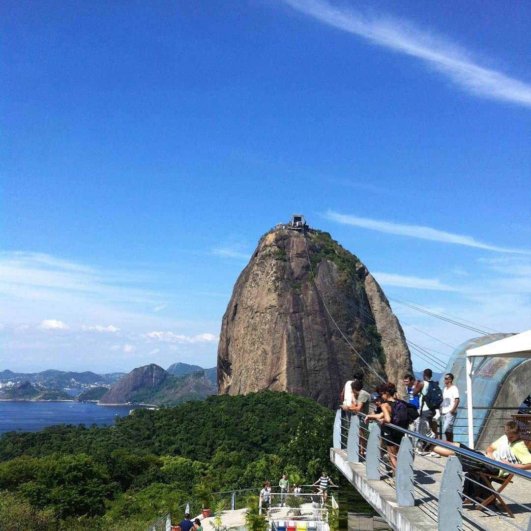 溝江明香さんのインスタグラム写真 - (溝江明香Instagram)「かなり昔の写真を。 地球の裏側🌏 . 2012年と2015年のブラジル🇧🇷リオデジャネイロでの写真。 2012年に初めてブラジルへ。リオで1ヶ月ほど合宿をしていました！ マンションの1室を借りて、市場で食材買ったりして自炊。当時のパートナー・しなこさんと2人暮らしでした。練習環境はブラジルのナショナルチームをみているコーチに交渉をして(コーチ料やコート代、練習環境の条件など)一緒に練習。長期海外合宿初めての私はしなこさんについていくばかりで何も出来ずでした😔 そんな中、しなこさんが体調崩して1人で練習行かねばならず、ボール背負ってとぼとぼ海まで歩いて、1日1人で過ごした時は緊張したなあ…笑 .  6枚目以降の後半の写真は、2015年にたけさんとリオのワールドツアーに出場したときの写真！ ブラジル料理といえば、churrasco🍖そして、現地によくあるのは量り売りのお店。(なんて呼ぶのか知らない)好きな物をお皿に乗せて、最後レジで重さを測って支払います。自分で調整できるから、便利！ お米に甘くないおしるこみたいな豆を煮たやつ(フェジョアーダ)をかけて食べるのが好きなんだけど、日本人では苦手…という人もよくいるので好き嫌い分かれるよう🤔 . 最後の写真、リオデジャネイロの海岸沿いと言えば…白と黒の石畳！場所によって模様が違うんですよ🌊 . ブラジルは地球の裏側なので、乗り継ぎも合わせて、30時間近くかかります。かなり遠いけど、すごく素敵なところなのでまたいつか行きたいな🌎 . ブラジルは他にも、ブラジリア、サンパウロ、マセイオで開催された大会に出場した経験があります✈︎その時の写真はまた機会があれば…🇧🇷 . 長文を最後まで読んでくれたあなた、ありがとうございました😊💚 . #写真でワールドツアー#tb#ブラジル#リオデジャネイロ#ビーチバレーボール#世界の街歩き#世界の風景#ビーチ#brazil#riodejaneiro#praiadeipanema#beachvolleyball#worldtour#travel#traveltheworld  #田中姿子#西堀健実#溝江明香」6月17日 18時51分 - sayakamizoe