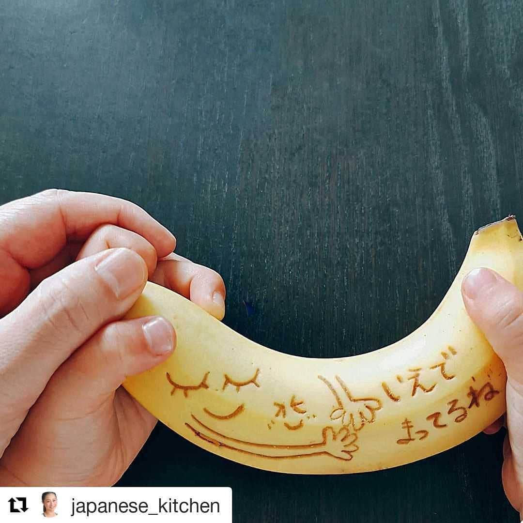 Dole_jp ドール ジャパンのインスタグラム：「優しいメッセージですね😚💕 投稿ありがとうございます🎵 . . #Repost @japanese_kitchen (@get_repost) ・・・ . 娘の幼稚園が来月から始まることになりました。 . 娘は4月入園予定がここまで伸び、 もうすぐ4歳になります。 生まれてからずーっと一緒、 一時預かりすら利用したことがなかったので、 生まれて初めて、私と離れることになります。 . なぜお母さんは幼稚園に来ないの？ 一緒に行こうよ なんて言ってるので、 家で待ってるね と伝えているところです。 .  あと約2週間、 ちょっとづつ気持ちの準備をすすめようと思います。 . . #dolebananasmile #pr @dole_jp」