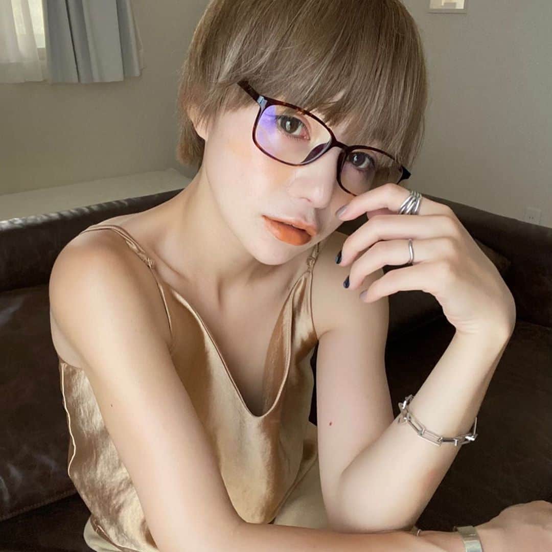 Zoff Officialのインスタグラム：「#ブルーライトカットレンズ が搭載されている#Zoff PCのZoff PC REGULAR TYPEを﻿ ママであり、トラベラーなど様々なシーンでご活躍されている @ayasuke_0516 さんに着用頂き、インタビューをさせて頂きました🎤✨﻿ ﻿ 👓👓﻿ ﻿ Q1.自己紹介をお願いします。﻿ ﻿ 1歳の娘の母をしています！長谷川あやです。﻿ 『寝袋ひとつで世界を旅する』﻿ という趣味から#旅 をするお仕事に就くことができて﻿ 数年間いろんな国を旅してきました！﻿ 今は娘と一緒に仕事と#育児 を両立しながら生活しています！﻿ ﻿ Q2.普段どんな時にメガネをかける？﻿ ﻿ #ファッション に﻿ 合わせることが多いです！﻿ ファッションに合わせてメガネを#アクセサリー として使用しています！﻿ メガネはファッションのアクセントにもなるので重宝してます。﻿ あとは仕事などでパソコンを使用することが多いので﻿ 家用のメガネもありますね！﻿ ﻿ ﻿ Q3.メガネを選ぶ時のポイントは？﻿ ﻿ 1番はデザインを重視しています。いままではファッションの一部としてメガネを使っていましたが今は娘と公園にいくときなどの#紫外線対策 や長時間使用しても疲れにくいものを選ぶようになり最近は#機能性 も重視するようになりました！﻿ ﻿ Q4.このメガネをかけてみてどうでしたか？﻿ ﻿ 軽さ、#フィット 感が最高！﻿ ﻿ 普段仕事でパソコンや携帯を﻿ 使うことが多いのですが﻿ 疲れにくくメガネをしていることを﻿ 忘れてしまうくらい快適に過ごせました！﻿ ﻿ ﻿ ﻿ ﻿ ■商品紹介﻿ Zoff PC REGULAR TYPE (ブルーライトカット率約35%)﻿ ﻿ 「透明度」重視の方におすすめ﻿ ・明るい場所で、長時間の作業をすることが多い﻿ ・日常使いもしたいのでレンズは自然な色味が良い﻿ ﻿ 長く快適にお使いいただくためのフレーム設計﻿ ・軽量素材で長時間使用もストレスフリー﻿ ・頭部を包み込む"抱き込みテンプル"でフィット感も抜群﻿ ﻿ 【セット内容】﻿ ・PCメガネ(ブルーライト約35%カットレンズ搭載)﻿ ・クリーニングクロス兼用ポーチ﻿ ※パッケージ内キャラメル箱に同梱﻿ ・取扱説明書﻿ ・パッケージボックス﻿ ﻿ ※柄や色味の出方に個体差があり、画像と異なる場合がございます。﻿ ﻿ ﻿ #zoffpc﻿ #eyewear﻿ #sunglasses﻿ #pc﻿ #ゾフ﻿ #メガネ﻿ #サングラス﻿ #おうち時間」