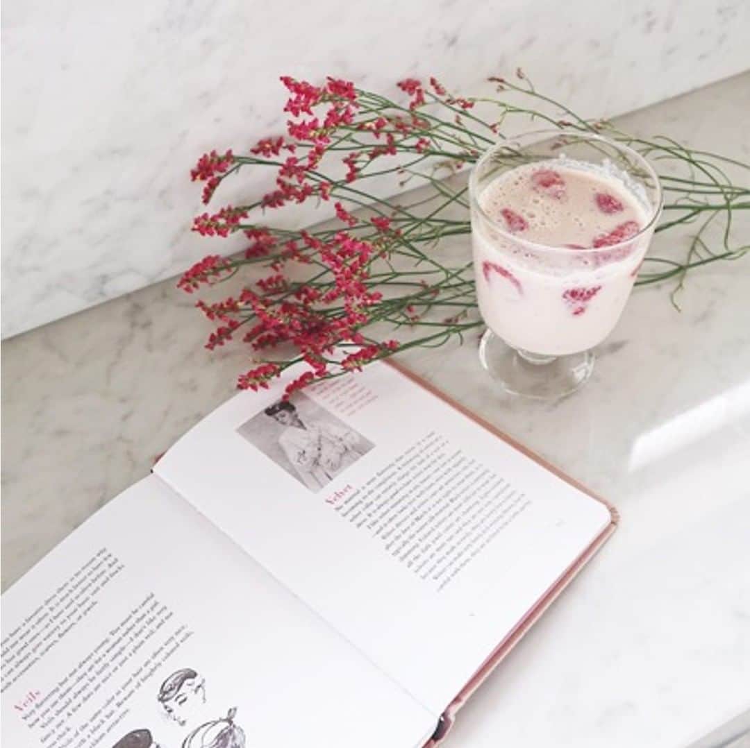 Ora2（オーラツー）のインスタグラム：「手づくりドリンクに挑戦中🍓🥛甘みを自分好みに調整できるし、ミルクを豆乳やアーモンドミルクにカスタマイズしたりするのも楽しいよね😉💕 #Ora2 #オーラツー #フォトスタイリング #カメラ好きな人と繋がりたい #シンプルな暮らし #暮らしを楽しむ #日々の暮らし #丁寧な暮らし #暮らしの道具 #シンプルライフ #いちご #いちごミルク #おうちカフェ #おうち時間 #花のある暮らし #花好き #花が好きな人と繋がりたい #ボタニカル」