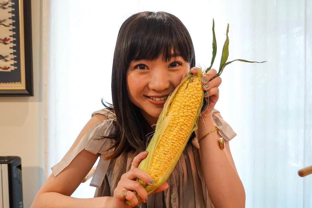 有安杏果さんのインスタグラム写真 - (有安杏果Instagram)「♪﻿ ﻿ 旬のとうもろこし🌽﻿ ﻿ そのまま食べるかー﻿ バター焼きするかー﻿ 天ぷらにするかー﻿ 炊き込みご飯にするかー﻿ ﻿ 悩むーー🤤﻿ ﻿ 皆さまのオススメもあったら﻿ 是非教えてください🧡﻿ ﻿ #とうもろこし #玉蜀黍 #corn﻿」6月17日 19時00分 - ariyasu_momoka_official