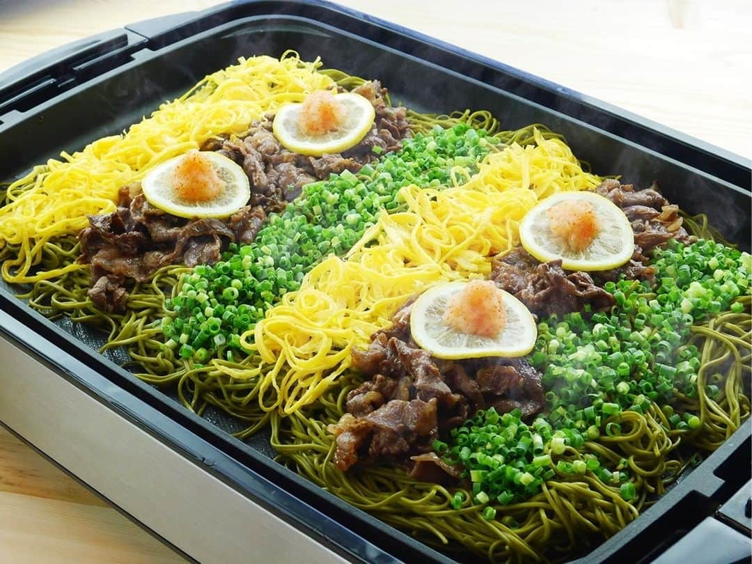 エバラ食品さんのインスタグラム写真 - (エバラ食品Instagram)「今日はおうちで瓦そば！ . 山口県の郷土料理・瓦そば。話題の一品をホットプレートで作ってみました！ . 茶そばに「 #黄金の味 」で味付けしたお肉や卵、ねぎなどをたくさんのせて、お召しあがりください♪ . ※詳しいレシピは“おいしいレシピ”で「ホットプレートで瓦そば」と検索すると、ご覧いただけます。“おいしいレシピ”へはプロフィールのURLからどうぞ！ . #エバラおいしいレシピ #エバラ食品 #おうちごはん #レシピ #料理好きな人とつながりたい #瓦そば #そば #茶そば #牛肉 #牛こま #卵 #錦糸卵 #ねぎ #小ねぎ #レモン #もみじおろし #ホットプレート #ホットプレート料理 #ご当地グルメ #夜ごはん #デリスタグラム #instafood #foodstagram #黃金烤肉醬 #おうちでできること」6月17日 19時00分 - ebarafoods