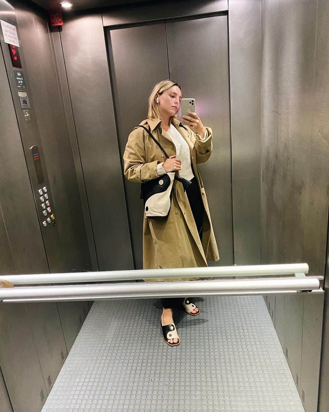 Estée Lalondeのインスタグラム：「Just had to double down on the yin yang 🤍☯️🖤 #ELwears #ELelevator」