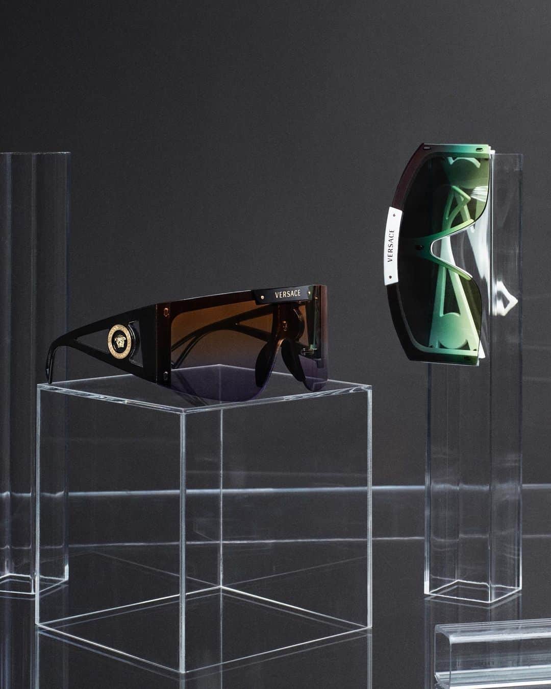 ジャンニヴェルサーチさんのインスタグラム写真 - (ジャンニヴェルサーチInstagram)「Futuristic vision: The #VersaceEyewear campaign explores technological innovation.」6月17日 19時03分 - versace