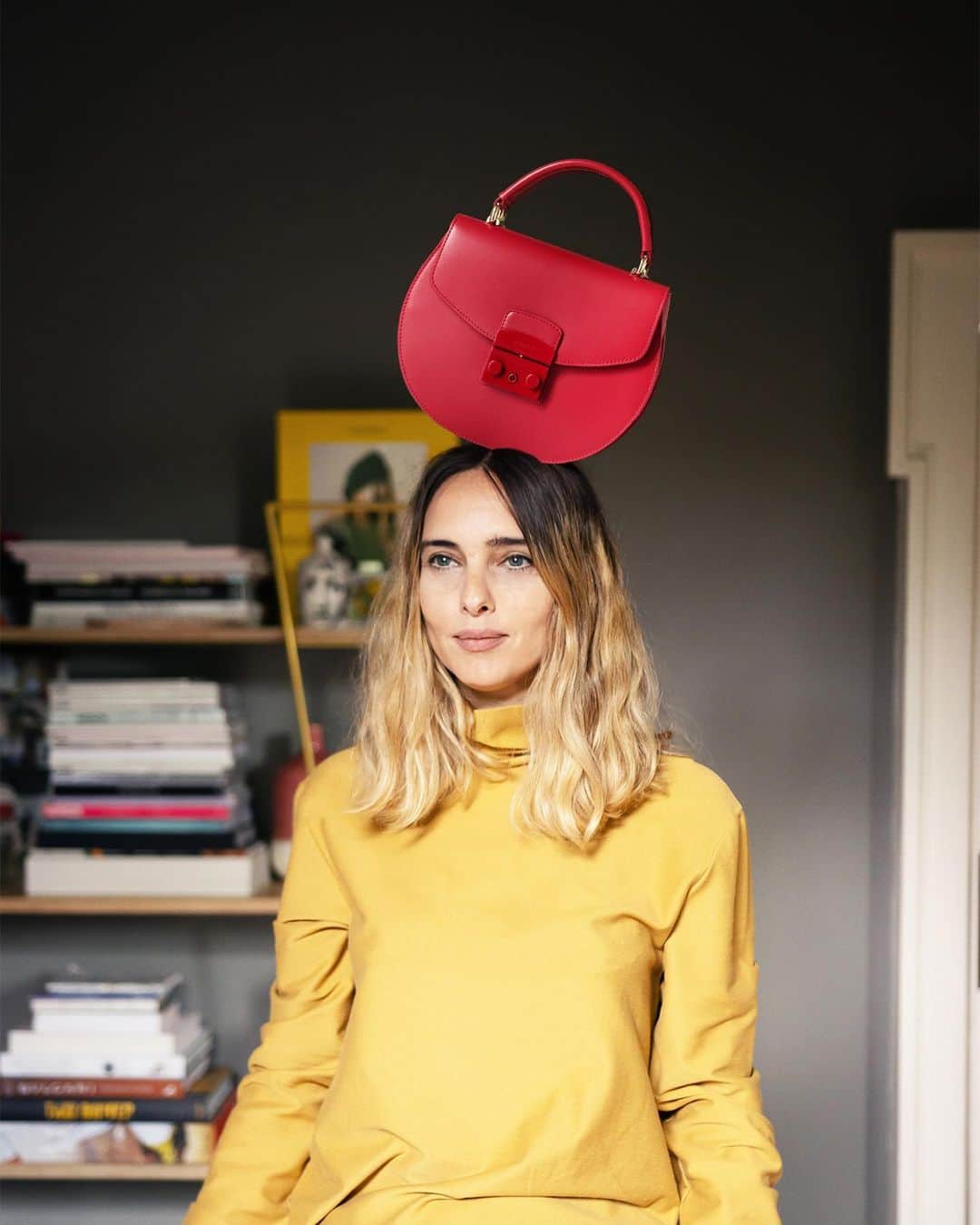 フルラのインスタグラム：「The balance of style. With the Furla Metropolis truly top of mind, the Argentinian model and influencer @candela_________ embraces an extravagant personality filled with unique details.  #furlametropolis #thefurlasociety #furlafeeling #newcollection #furla #accessories #fashion」