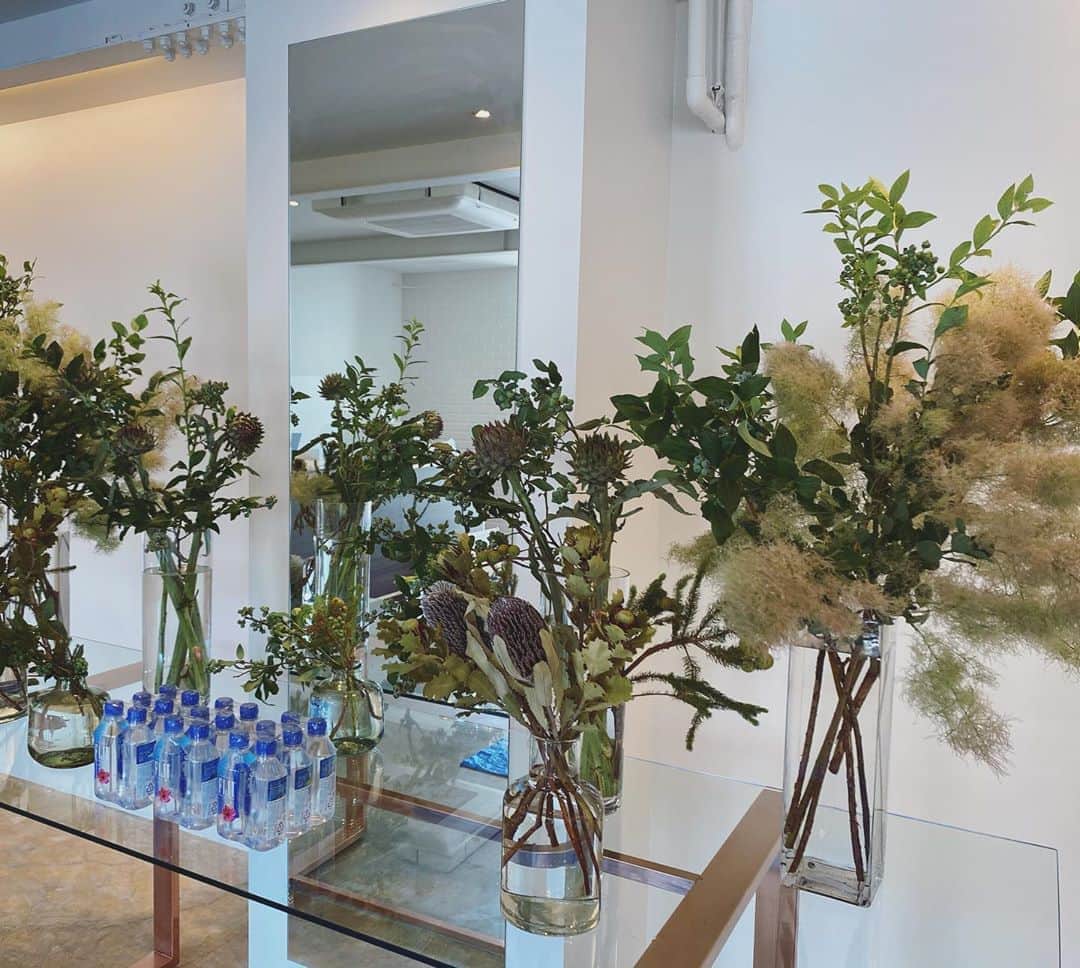 畑野ひろ子のインスタグラム：「@third_magazine  展示会装花を担当させて頂きました。  #flowers #decoration #展示会 #展示会装花 #willgarden」