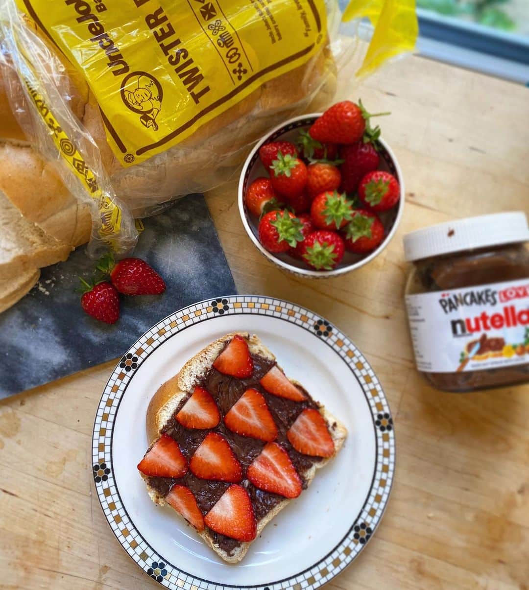 Eat With Steph & Coのインスタグラム：「Chocolate and strawberry toast inspired by @unclejohnsbakery and featuring their twister bread! Uncle John’s are a family run Ghanaian bakery in north London celebrating 25 years in business. They can deliver hampers to your door and are offering free loaves to NHS workers. The sweet Chin Chin snacks are a personal favourite 🙌🏻 #toplondoneats #unclejohnsbakery #ghanaianbakedgoods #ad-pr product 📸 @thetessaproject」