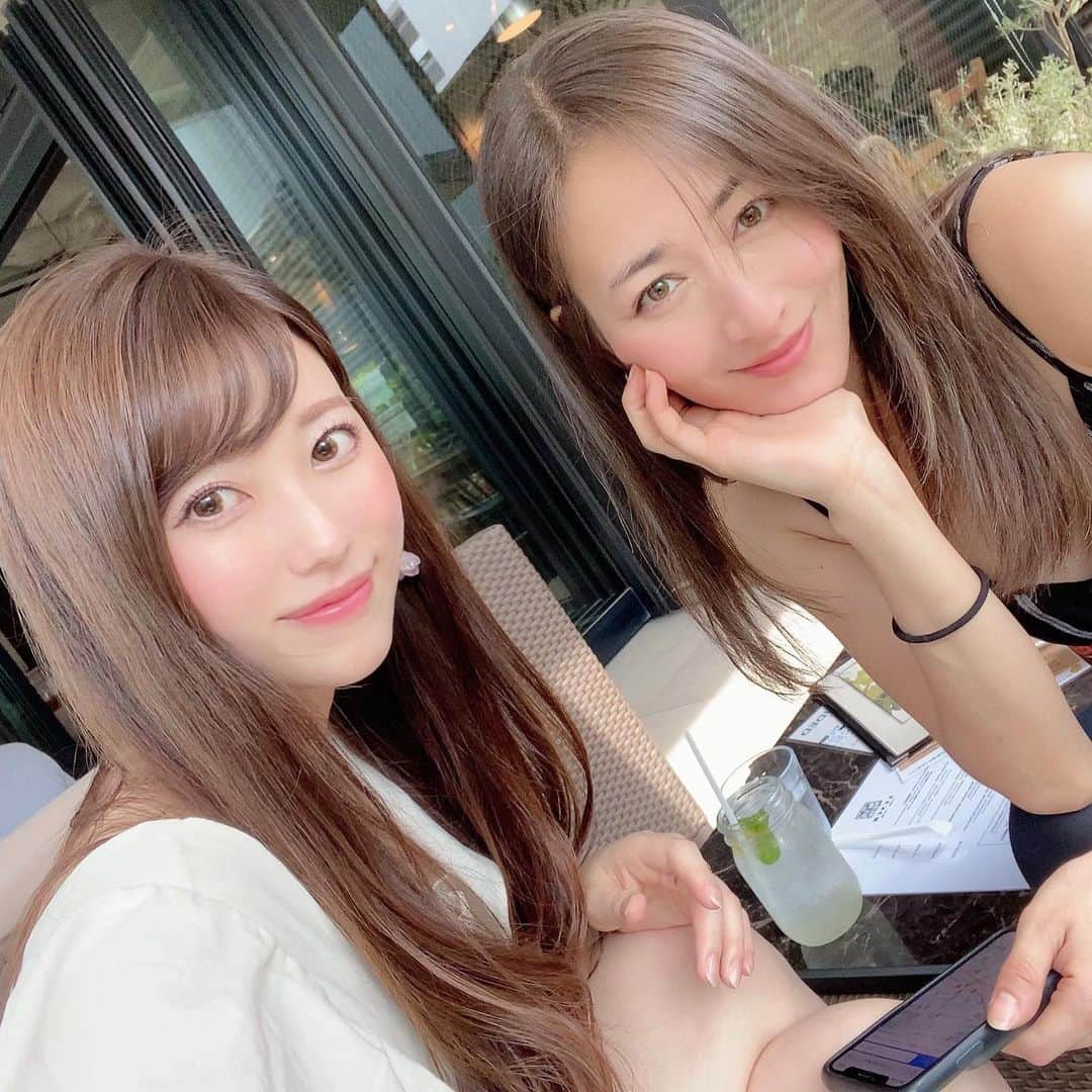 佐倉知里のインスタグラム：「久しぶり🌻♡ . やっと会えたね(*´-`*) 相変わらずの向日葵娘で麻耶キャラ炸裂の行動も面白くって元気100倍楽しかった🥰 . 思い出話に花咲かせ🌸 やんちゃな時期の行動って なんであんなに面白いんだろう。笑 13年前ノリで行ったタイ旅行は 毎回話しても飽き足りない♡ 昔を知ってるからこその安心感ᕱ⑅ᕱ お互い大人になりました✨ . ...なりました🤔？笑 . . . . #cafetime#テラス席 #長い付き合い#loveyou」