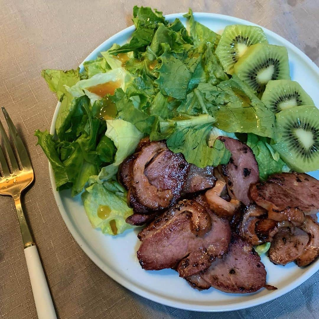 李到華さんのインスタグラム写真 - (李到華Instagram)「집에 갇혀있지만 어느 때보다 잘 챙겨 먹는 중 ㅎㅎ ⠀ 어제부터 먹고 싶었던 알리오 올리오를 만들어서 간단하게 테이블 SETTIING! 🍽🍾 닭 가슴살 필요하단 동생 말에 며칠 전 주문했던 ⠀ 치근덕 닭 가슴살이 요긴하게 여기저기 잘 쓰이는 중이다. 단백질 필요할 때마다 한 팩 뜯어서 전자레인지에 돌리기만 하면 되니 영양소 걱정 안 해도 되고, 식감은 어찌나 부드러운지.. 대만족 🥺👍👍 ⠀ 혹시 질릴까봐 주문한 오리 가슴살은 오리고기랑 별반 다를 것이 없어서 저녁마다 구워서 샐러드에 추가하고 있다. 내일은 뭘 해 먹을까...🎵 맛있는 치근덕 먹으면서 6일 동안만 더 잘 버텨보자...🤜❤️ ⠀ . . @chigeunduck #치근덕 #치킨과덕으로근육을만든다 #다이어트 #DIET #저녁식사 #홈메이드 #머먹을까 #오늘의식사 #오리고기 #오리닭가슴살 #헬스타그램 #요리스타그램 #운도아는여자 #헬스 #HEALTH #건강 #닭가슴살」6月17日 19時11分 - ah____rim