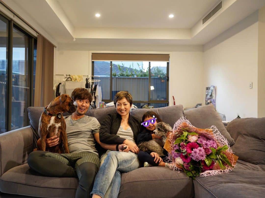 のインスタグラム：「年々物忘れが酷すぎて困ってます🤣 忘れない様に結婚記念日。 家の壁が崩壊するかの勢いで喧嘩する時もありますが、我が家はオーストラリアでスクスク育っております。 公私共々、これからもよろしくお願いします😎  #anniversary」