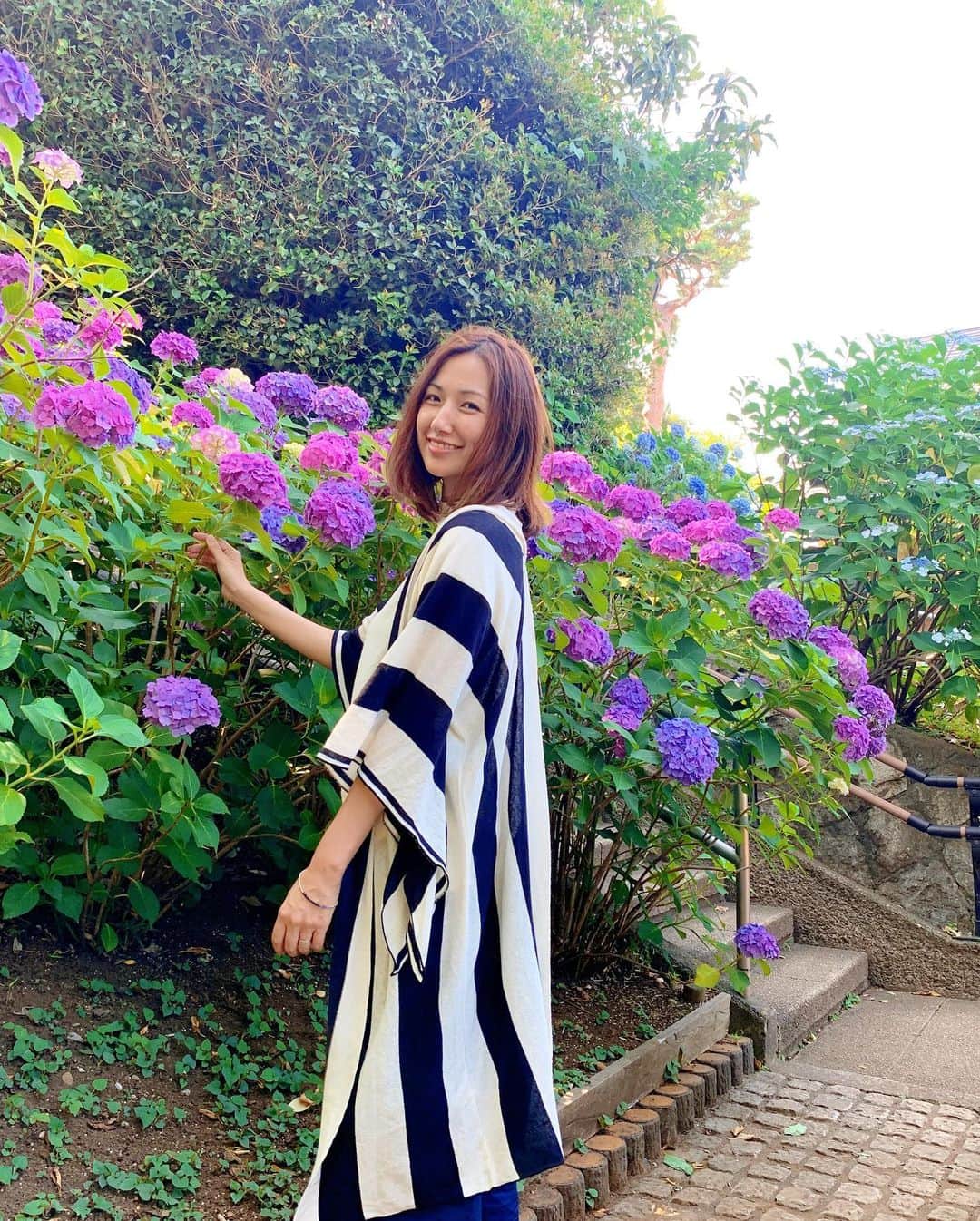 神谷美伽さんのインスタグラム写真 - (神谷美伽Instagram)「鎌倉にアジサイ見に行こうとしたけど、コロナ的に難しそうだったので都内をお散歩して来ました🐶写真撮り忘れたたけど、等々力渓谷でランチしてから多摩川台公園のアジサイ園へ♡ まだまだ知らないステキな場所が沢山あるんだなぁ。  #お散歩 #紫陽花 #アジサイ園 #多摩川台公園#古墳も沢山ある公園#６月#梅雨とは思えないいい天気 #flowers #お花のある暮らし」6月17日 19時14分 - mikakamiya14
