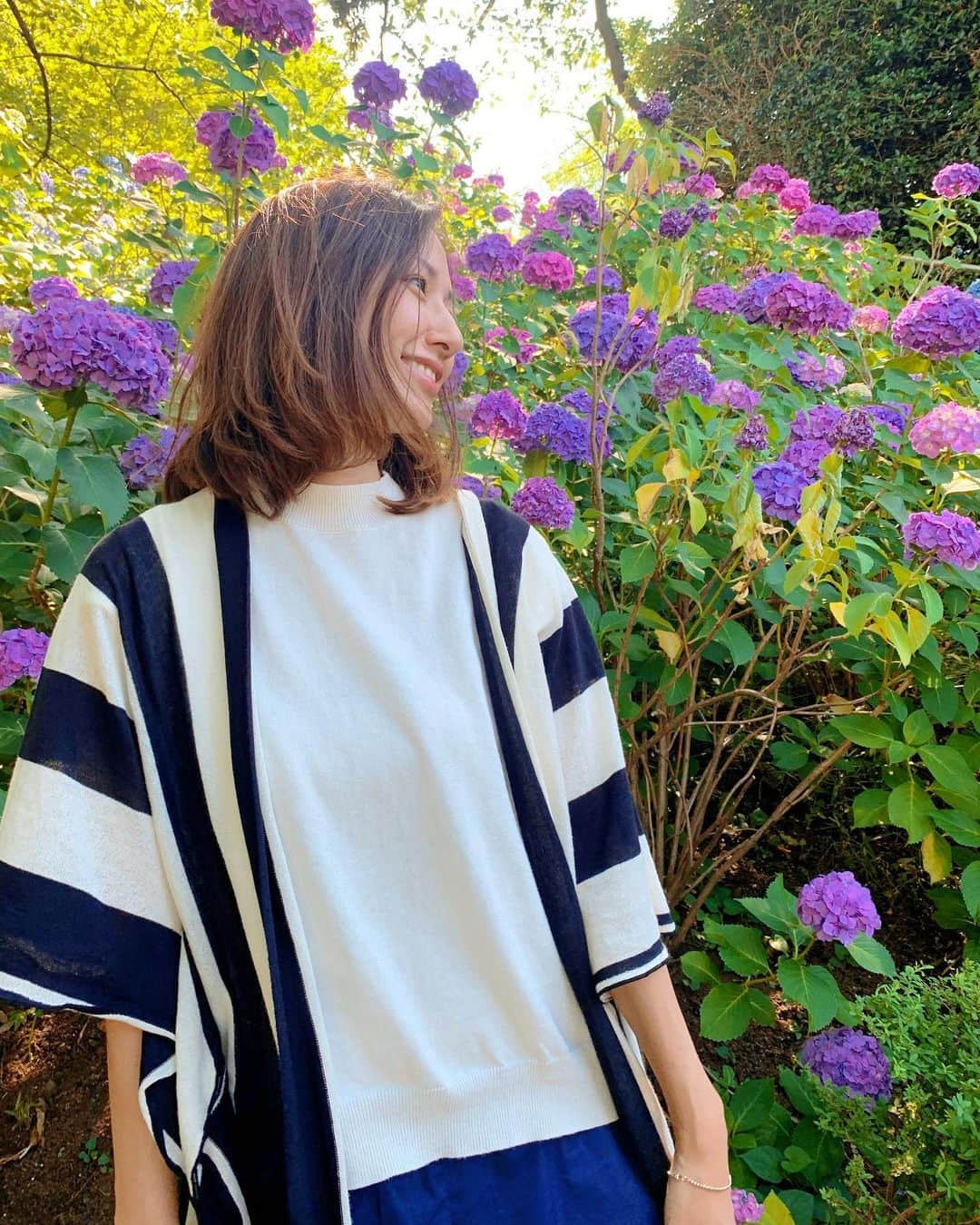 神谷美伽さんのインスタグラム写真 - (神谷美伽Instagram)「鎌倉にアジサイ見に行こうとしたけど、コロナ的に難しそうだったので都内をお散歩して来ました🐶写真撮り忘れたたけど、等々力渓谷でランチしてから多摩川台公園のアジサイ園へ♡ まだまだ知らないステキな場所が沢山あるんだなぁ。  #お散歩 #紫陽花 #アジサイ園 #多摩川台公園#古墳も沢山ある公園#６月#梅雨とは思えないいい天気 #flowers #お花のある暮らし」6月17日 19時14分 - mikakamiya14