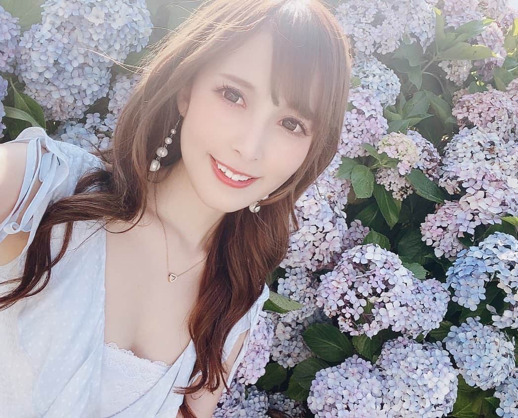 葵井えりかのインスタグラム：「今年の紫陽花も最後かな？？ 一緒に撮影できてよかった🌼 リクサツありがとうございました✨😊 . 20:30からインスタライブ あそびにきてね〜っ🥰 . #photo#girl#selfie #instagood#fm#葵井えりか#インスタライブ #紫陽花#リクエスト撮影#撮影会モデル」