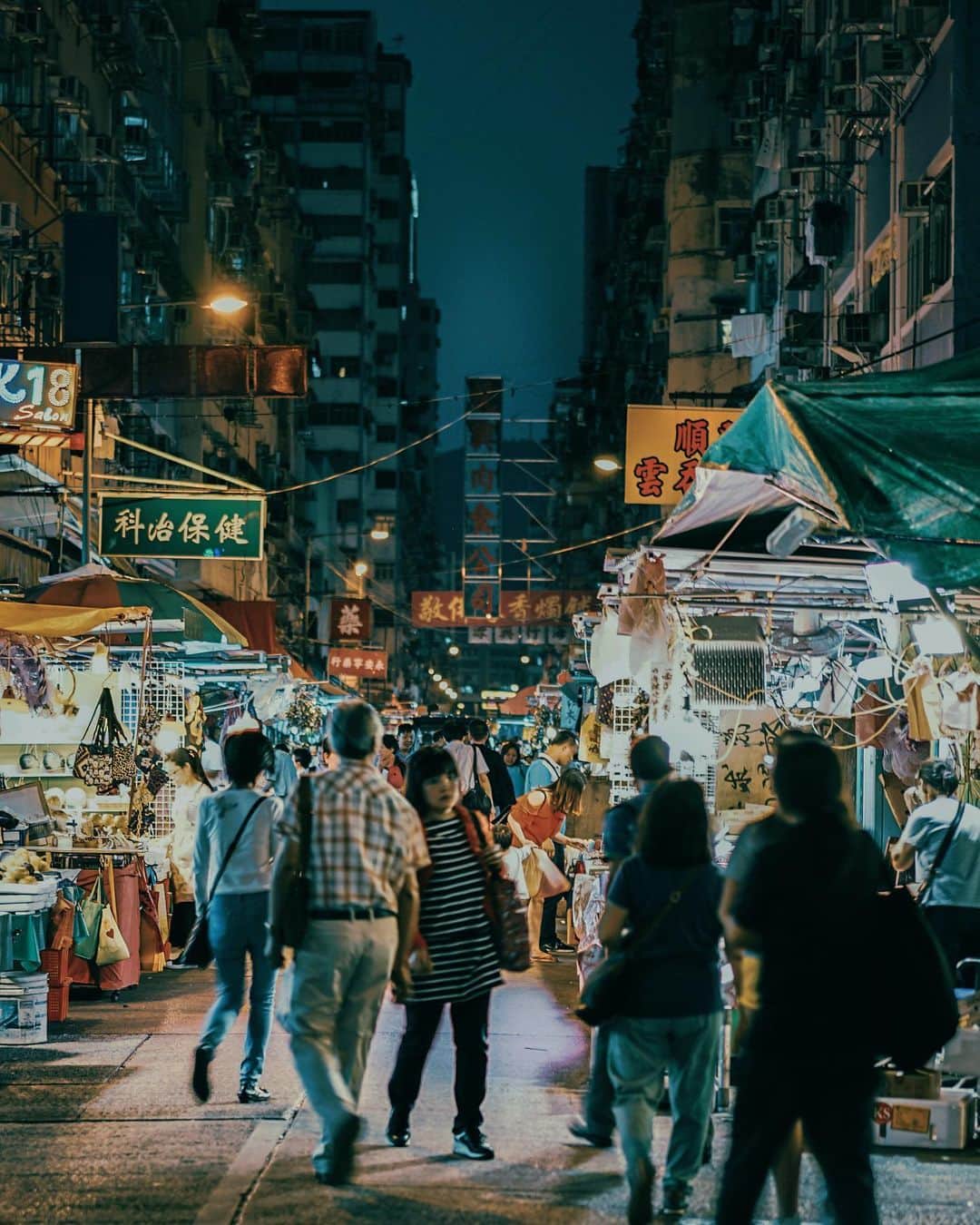 HAYAMI HANNAH ハナさん ど田舎さんのインスタグラム写真 - (HAYAMI HANNAH ハナさん ど田舎Instagram)「Temple street 🇭🇰 Miss You Too I want to visit Hong Kong! :  #hayamihannah #moodygrams #discoverHongKong #agameoftones #artofvisuals #bealpha #sonyalphasclub #sonyimages #yourshotphotograher #lensbible #eclectic_shotz #streets_vision #street_ninjas #streetgrammers #nightphotography #way2ill #shotsdelight #urbanandstreet #darkmobs #all2epic #nightshooters #creativeoptic #shotzdelight #citykillerz #citygrammers #Sonyimagegalley #線維筋痛症 #AwesomeHongKong #香港 #HongKong」6月17日 19時18分 - hayamihannah