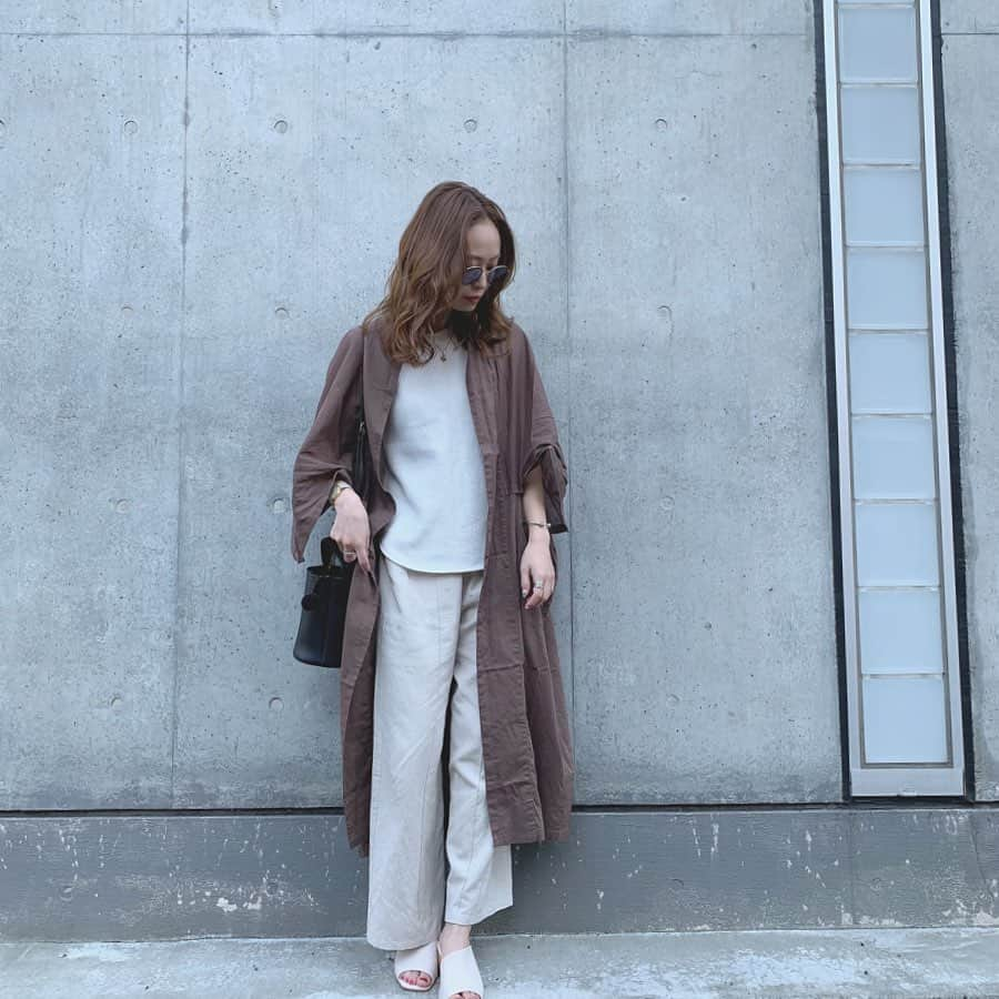 榊本麻衣さんのインスタグラム写真 - (榊本麻衣Instagram)「♡♡﻿ ﻿ ﻿ さらっとゆるっとcode👠🌟﻿ ﻿ ﻿ sunglasses ▷ @sabre_japan designcoat ▷ @ungrid_official inner ▷ @uniqlo watch ▷ @nuwl_nuwl bag ▷ @maison_couleur_  pants ▷ @dazzlin_official ﻿ ﻿ 展示会でオーダーしてた﻿ デザインガウンコート😌﻿ リネン混やから通気性がよくて﻿ さらっと着れるからこれからちょうどいい🥰﻿ ﻿ ﻿  ちいさめの黒bagも使いやすさ抜群🥺❤️﻿ ﻿ ﻿ ﻿ #mai___fashion #mai___code #code #コーデ #コーディネート #春夏コーデ #coordinates #fashion #ファッション #outfit #笑顔 #smile #ootd #お洒落さんと繋がりたい #可愛い #カジュアル #カジュアルコーデ #ラフコーデ #大人カジュアル #ungrid #dazzlin #sabre #maisoncouleur #サングラス #デザインガウンコート #リラックスロングパンツ #ベージュコーデ #ブラウンコーデ #ラテコーデ #消えそうな色コーデ」6月17日 19時25分 - maipipii