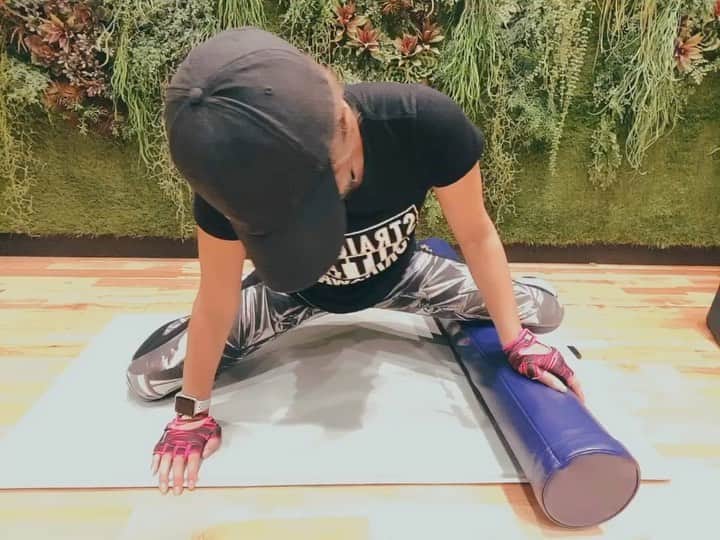 彩海のインスタグラム：「. . ストレッチポールでストレッチ！ . 筋トレ後は毎回30分以上ストレッチ。 あなどれないストレッチ。 身体と会話する時間も大事にね⭕️ . . . ストレッチポール自宅に欲しいけど 自宅じゃやらなそうw . . . . . #ストレッチポール #ストレッチ#ストレッチ動画 #ストレッチは大事 #柔軟性#筋トレ#トレジョ#筋トレ女子 #筋トレ役員 #fitnessmotivation #fitgirls #stretching #strechingvideo #video #fitvideo」