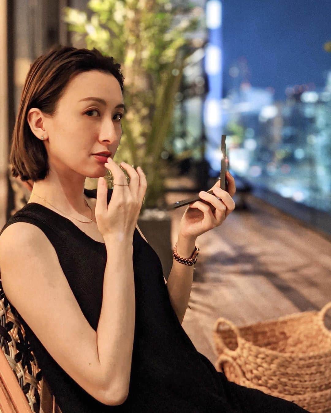 前田紀至子のインスタグラム：「ずらりと横並びのソーシャルディスタンスなテラス席。  このところビューティのPRの方ともメイクやファッションのニューノーマルについてよくお話しますが、私自身少しずつ、だけれど今までに無いくらい大幅にメイクが変わりつつあります。  マスクが必須なのもあるけれど、どこか一ヶ所を主張するというよりもニュアンスで気の利いた雰囲気を出すのが今の気分。  アイメイクは目を大きく見せる事から一旦離れ、思い切って淡色ワントーンのアイシャドウだけ。そこにカラーマスカラで小さな遊び心をプラス。 ベースメイクやリップは最新のYouTubeでも紹介しているTHREEの新作を使ってあくまでもサラッとナチュラルにムラだけをカバー。  少なくとも今はこんなメイクがピンと来ているかな。 #threecosmetics #ポーラba#baカラーズコレクティッドカラースティック#cos」