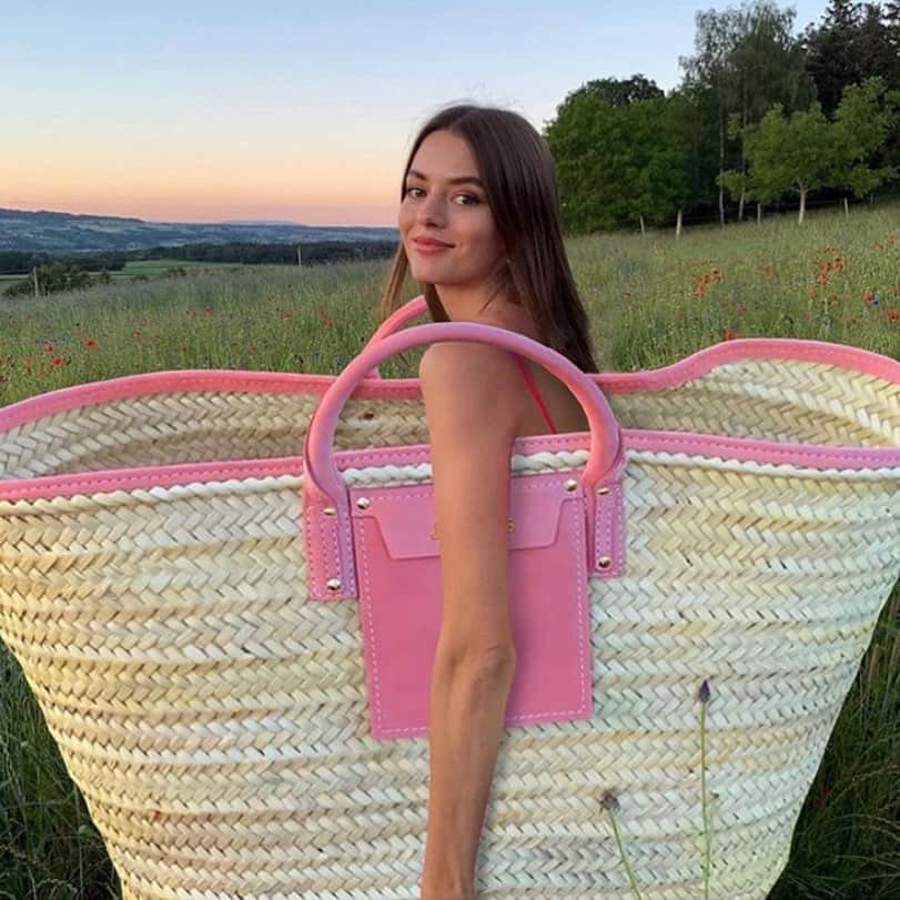 ELLE Polandさんのインスタグラム写真 - (ELLE PolandInstagram)「"Zapakuj na piknik tylko najpotrzebniejsze rzeczy" JA: 👛 @jacquemus」6月17日 19時29分 - ellepolska