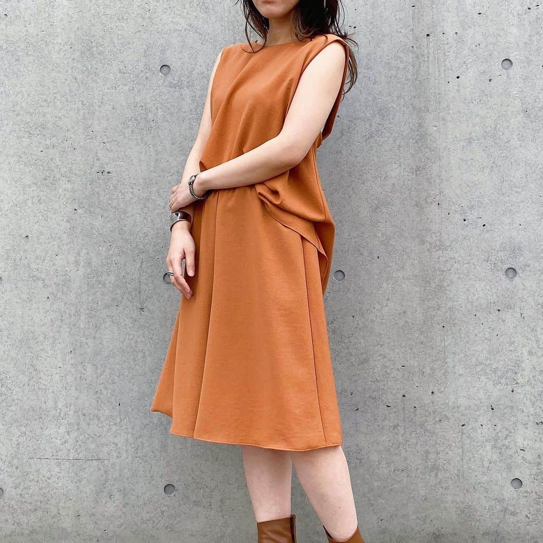 のインスタグラム：「﻿ ——————————————﻿ ﻿ SALE▼﻿ ☑︎ waist design no collar jacket﻿ No.G50-48501 / ¥39,000⇨¥19,500+tax﻿ ﻿ ☑︎ back design sleeveless blouse﻿ No.G50-88503 / ¥11,000⇨¥6,600+tax﻿ ﻿ ☑︎ waist rubber flear short pants﻿ No.G50-68510 / ¥11,000⇨¥6,600+tax﻿ ﻿ ——————————————﻿ ﻿ ▶︎Shop with link in bio.﻿ ﻿ ﻿ #jet_newyork #jetnewyork #newyork #jet #marikohayashi #monotone #black #20ss #spring  #nowonsale #sale #clearancesale #elleshop #design #linkinbio #blouse #pants」