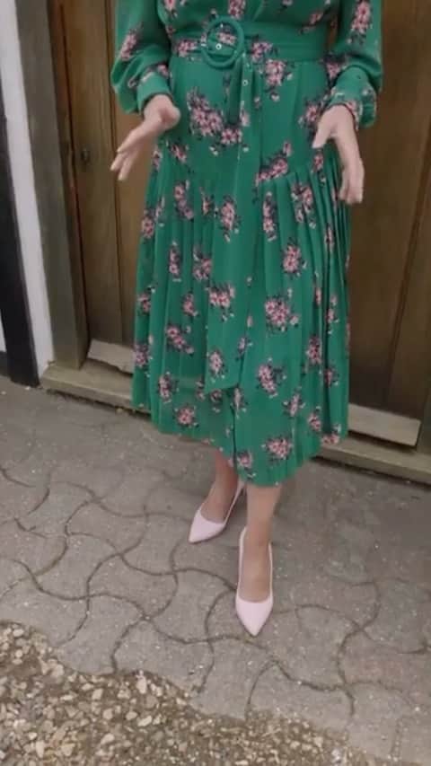 のインスタグラム：「#RSWomen | Starring the gorgeous @ginniech00 | Ginnie’s #DoorstepDiaries for @ascotracecourse | Ginnie is wearing our classic and comfortable #Nada #midheel pumps | Ginnie is also wearing @kitristudio, @mikaelaghal, and a stunning hat from @camillarosemillinery | 🎥 @thebeardedcamera | #Regram #StyledWithThanks #RoyalAscot ✨👏」