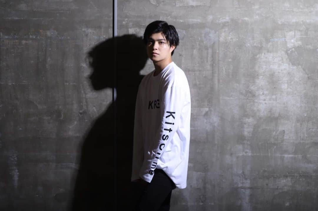 桜木那智のインスタグラム：「・ NACHI SAKURAGI × Kitson  me  Cllaboration item ・ kitson me さんとのコラボ 受注予約開始しました🕺🏻 一言言いたいです。 めっちゃ可愛いです笑 ロンTとTシャツですが、これからの季節にぴったりでちょっと大きめなので女性の方はワンピースなどメンズ、レディース共にいろんな場面で着れるとおもいます！ カラーバリエーションも豊富なのでたくさんの皆さんに着ていただいて感想聞かせてほしいです！  受注期間は2020年6月17日17:00〜2020年7月24日23：59分までです！  詳細はコチラ https://www.kitson-me.jp/SHOP/307933/336760/list.html  ぜひ！！ #kitsonme  #桜木那智」