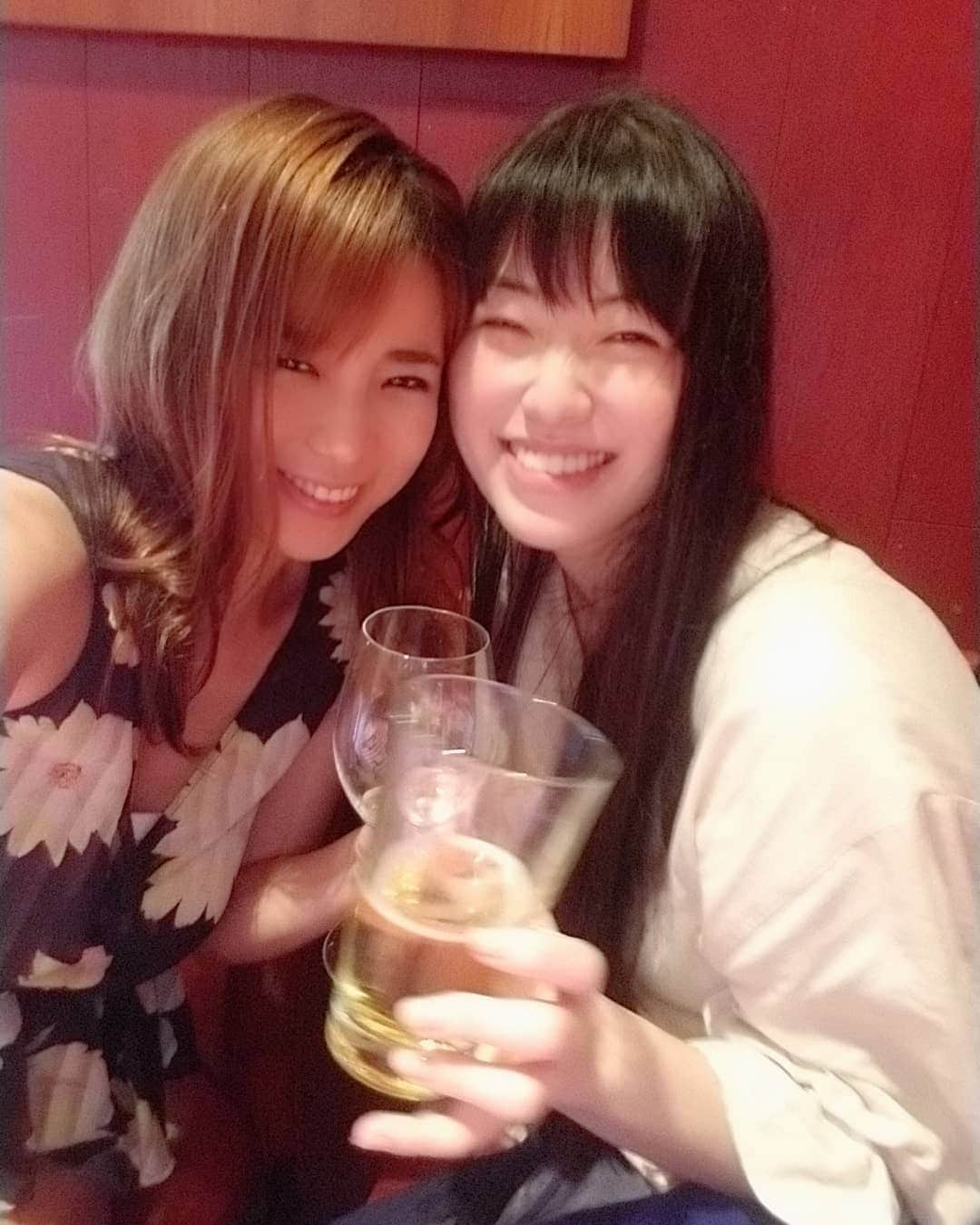 華彩ななさんのインスタグラム写真 - (華彩ななInstagram)「舞台『シアワセ』で共演した小田飛鳥ちゃんと念願のオイスターデートしました💓💓💓 二人ともお酒大好きなので、気付いたらシャンパンと白ワイン３本空いてた😂😂😂💕 ずっと会いたかったので、嬉しくてテンション上がりすぎた😍❤ 携帯のフォルダにいっぱいムービー入ってたので、いつかストーリーでアップします🙈❤️ 大好きが止まらない💓💓💓 『シアワセ』が終わっても、ずっとずっとシアワセ❤️ みんなのシアワセな顔見るのもシアワセ💓💓💓 また会いたい❤️LOVE❤️ #シアワセ #幸せ  #オイスター  #オイスターバー  #牡蠣活  #生牡蠣  #生牡蠣は飲み物です  #シャンパン  #白ワイン  #ワイン  #ワイン好きな人と繋がりたい」6月17日 19時44分 - nanakasai