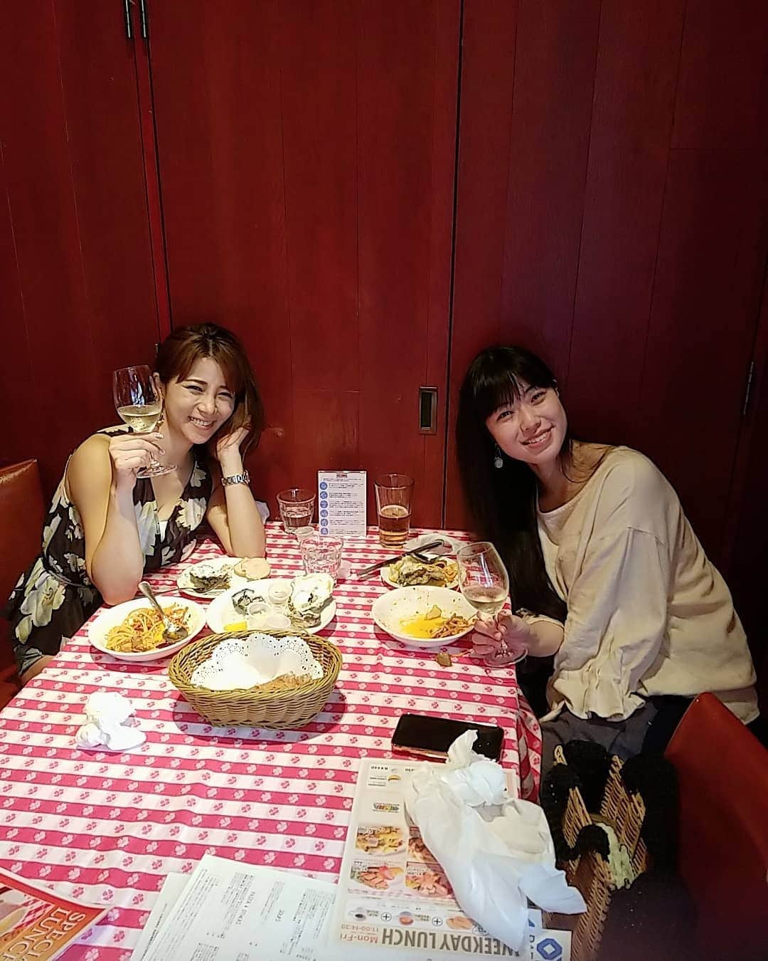 華彩ななさんのインスタグラム写真 - (華彩ななInstagram)「舞台『シアワセ』で共演した小田飛鳥ちゃんと念願のオイスターデートしました💓💓💓 二人ともお酒大好きなので、気付いたらシャンパンと白ワイン３本空いてた😂😂😂💕 ずっと会いたかったので、嬉しくてテンション上がりすぎた😍❤ 携帯のフォルダにいっぱいムービー入ってたので、いつかストーリーでアップします🙈❤️ 大好きが止まらない💓💓💓 『シアワセ』が終わっても、ずっとずっとシアワセ❤️ みんなのシアワセな顔見るのもシアワセ💓💓💓 また会いたい❤️LOVE❤️ #シアワセ #幸せ  #オイスター  #オイスターバー  #牡蠣活  #生牡蠣  #生牡蠣は飲み物です  #シャンパン  #白ワイン  #ワイン  #ワイン好きな人と繋がりたい」6月17日 19時44分 - nanakasai