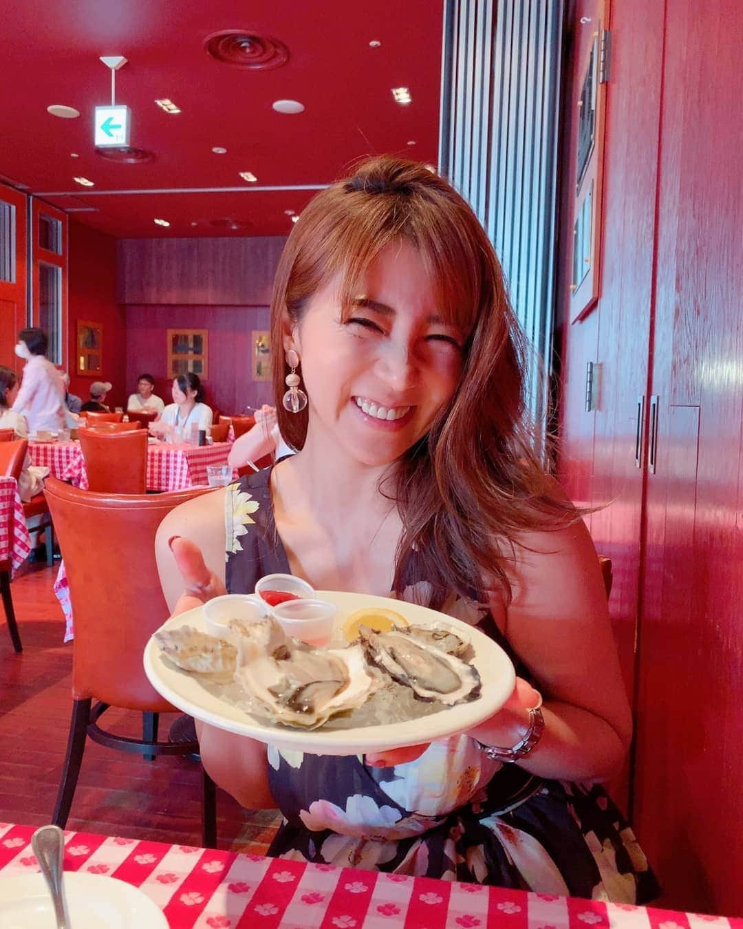 華彩ななさんのインスタグラム写真 - (華彩ななInstagram)「舞台『シアワセ』で共演した小田飛鳥ちゃんと念願のオイスターデートしました💓💓💓 二人ともお酒大好きなので、気付いたらシャンパンと白ワイン３本空いてた😂😂😂💕 ずっと会いたかったので、嬉しくてテンション上がりすぎた😍❤ 携帯のフォルダにいっぱいムービー入ってたので、いつかストーリーでアップします🙈❤️ 大好きが止まらない💓💓💓 『シアワセ』が終わっても、ずっとずっとシアワセ❤️ みんなのシアワセな顔見るのもシアワセ💓💓💓 また会いたい❤️LOVE❤️ #シアワセ #幸せ  #オイスター  #オイスターバー  #牡蠣活  #生牡蠣  #生牡蠣は飲み物です  #シャンパン  #白ワイン  #ワイン  #ワイン好きな人と繋がりたい」6月17日 19時44分 - nanakasai