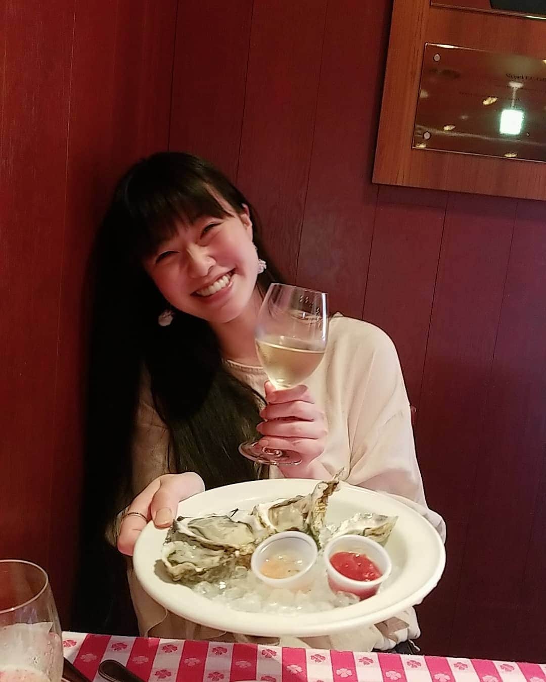 華彩ななさんのインスタグラム写真 - (華彩ななInstagram)「舞台『シアワセ』で共演した小田飛鳥ちゃんと念願のオイスターデートしました💓💓💓 二人ともお酒大好きなので、気付いたらシャンパンと白ワイン３本空いてた😂😂😂💕 ずっと会いたかったので、嬉しくてテンション上がりすぎた😍❤ 携帯のフォルダにいっぱいムービー入ってたので、いつかストーリーでアップします🙈❤️ 大好きが止まらない💓💓💓 『シアワセ』が終わっても、ずっとずっとシアワセ❤️ みんなのシアワセな顔見るのもシアワセ💓💓💓 また会いたい❤️LOVE❤️ #シアワセ #幸せ  #オイスター  #オイスターバー  #牡蠣活  #生牡蠣  #生牡蠣は飲み物です  #シャンパン  #白ワイン  #ワイン  #ワイン好きな人と繋がりたい」6月17日 19時44分 - nanakasai