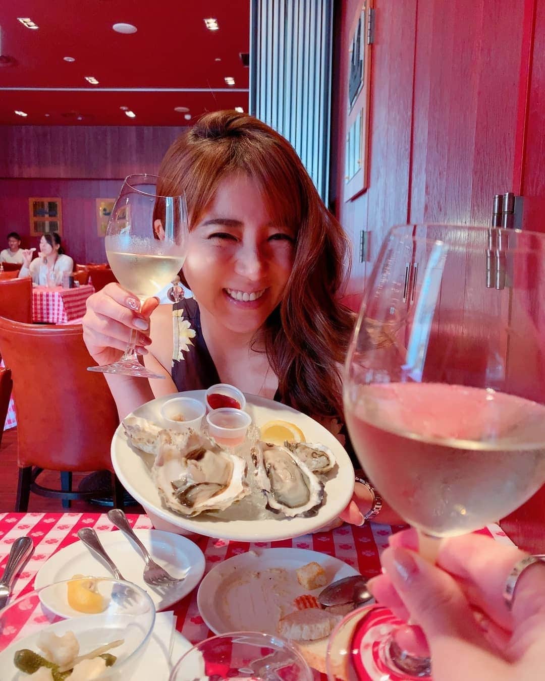 華彩ななさんのインスタグラム写真 - (華彩ななInstagram)「舞台『シアワセ』で共演した小田飛鳥ちゃんと念願のオイスターデートしました💓💓💓 二人ともお酒大好きなので、気付いたらシャンパンと白ワイン３本空いてた😂😂😂💕 ずっと会いたかったので、嬉しくてテンション上がりすぎた😍❤ 携帯のフォルダにいっぱいムービー入ってたので、いつかストーリーでアップします🙈❤️ 大好きが止まらない💓💓💓 『シアワセ』が終わっても、ずっとずっとシアワセ❤️ みんなのシアワセな顔見るのもシアワセ💓💓💓 また会いたい❤️LOVE❤️ #シアワセ #幸せ  #オイスター  #オイスターバー  #牡蠣活  #生牡蠣  #生牡蠣は飲み物です  #シャンパン  #白ワイン  #ワイン  #ワイン好きな人と繋がりたい」6月17日 19時44分 - nanakasai